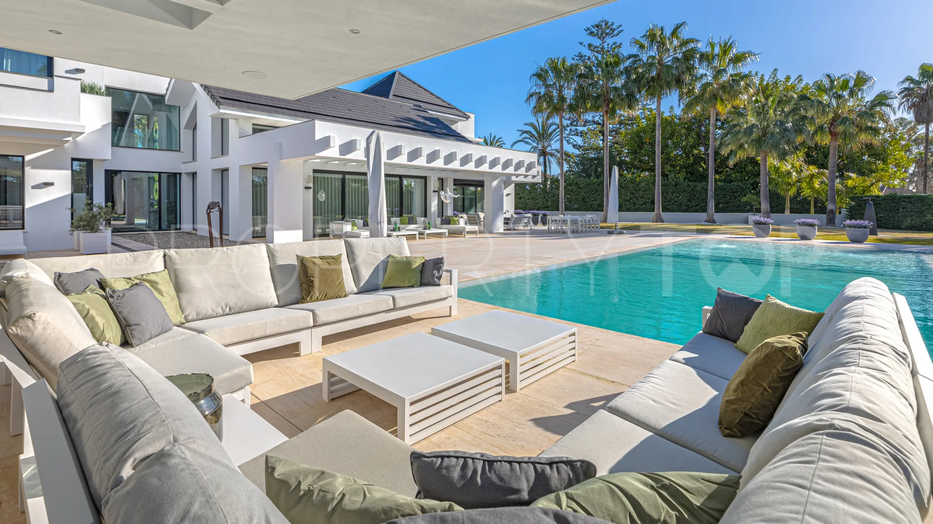For sale villa in Guadalmina Baja with 5 bedrooms