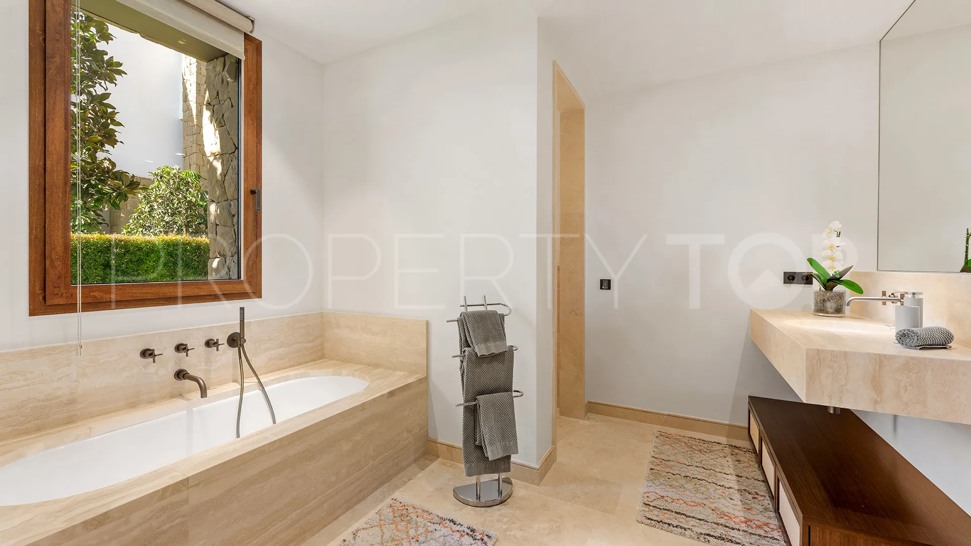 Buy apartment with 3 bedrooms in Finca Cortesin