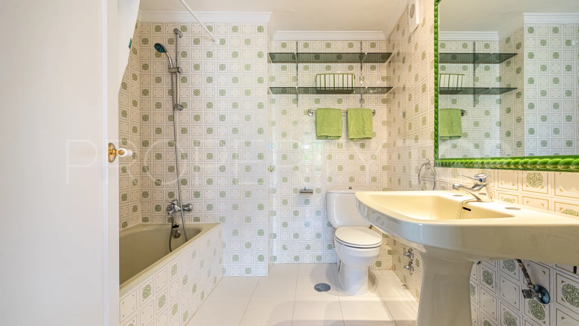 Apartamento en venta en Torres de Aloha de 2 dormitorios
