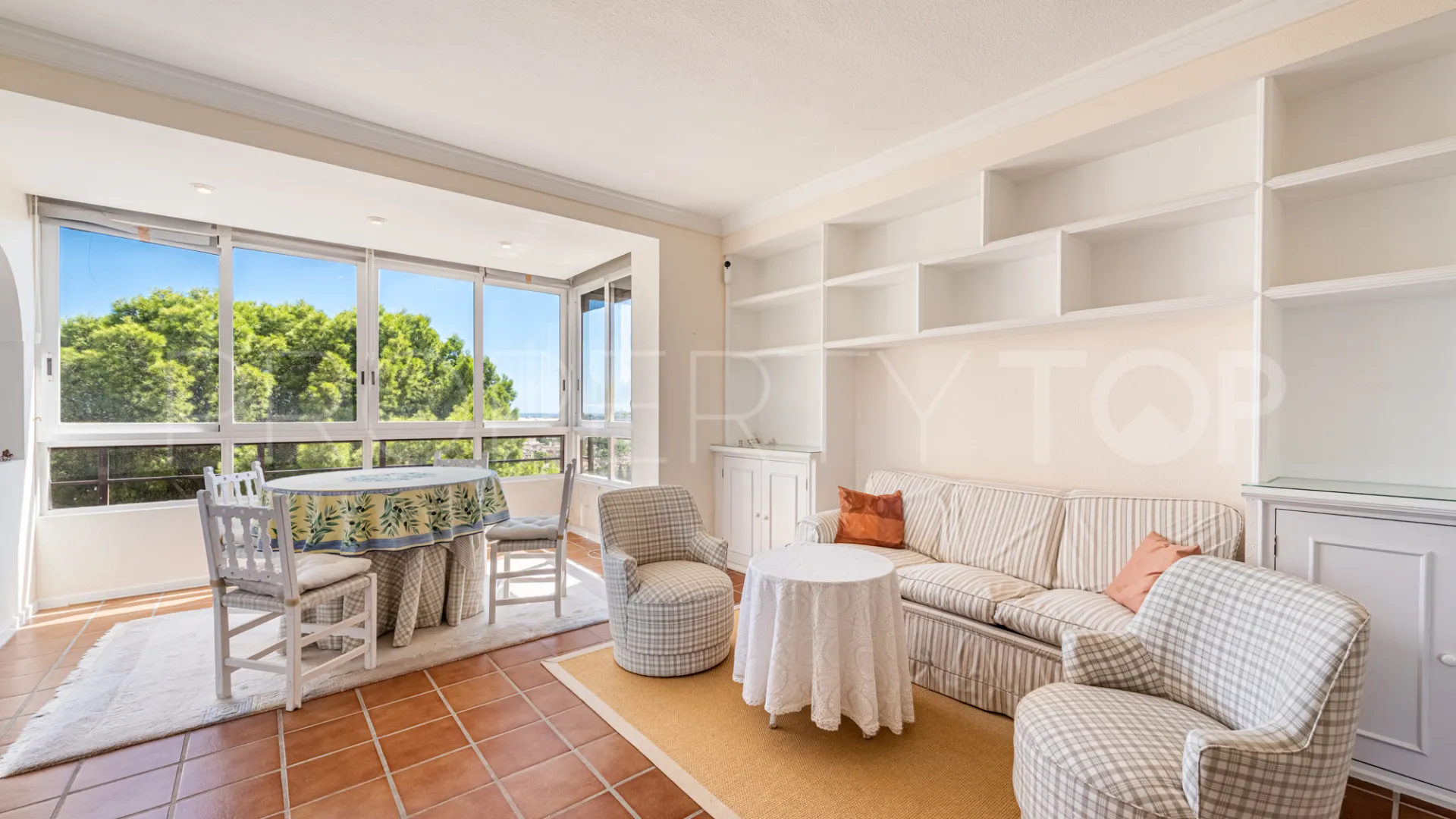 Apartamento en venta en Torres de Aloha de 2 dormitorios
