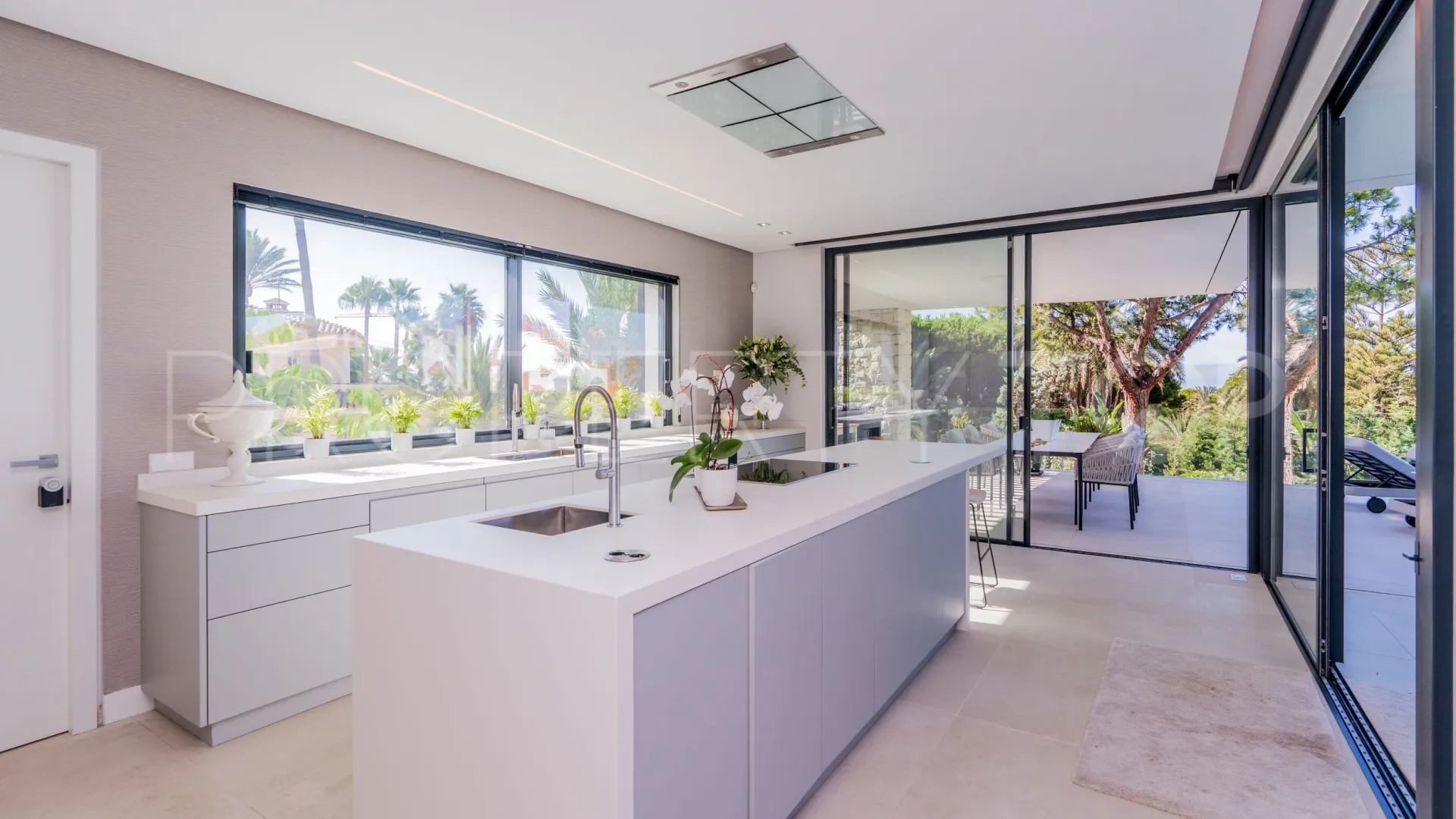 6 bedrooms villa in Marbesa for sale