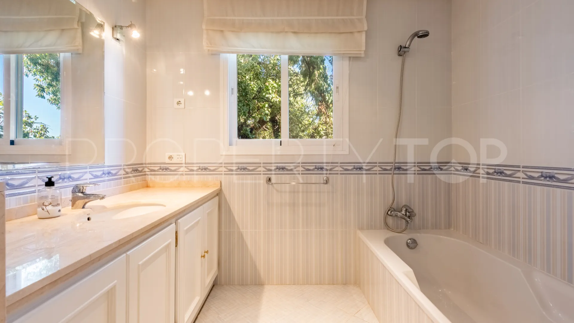 For sale Los Altos de los Monteros villa with 5 bedrooms