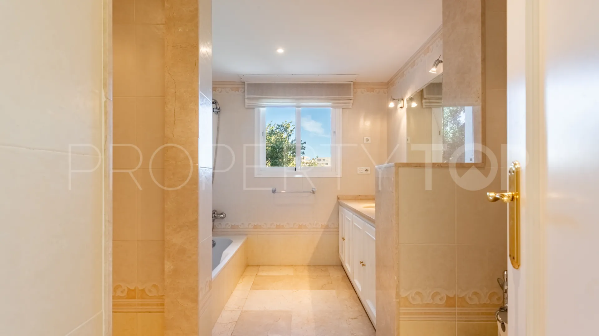 For sale Los Altos de los Monteros villa with 5 bedrooms