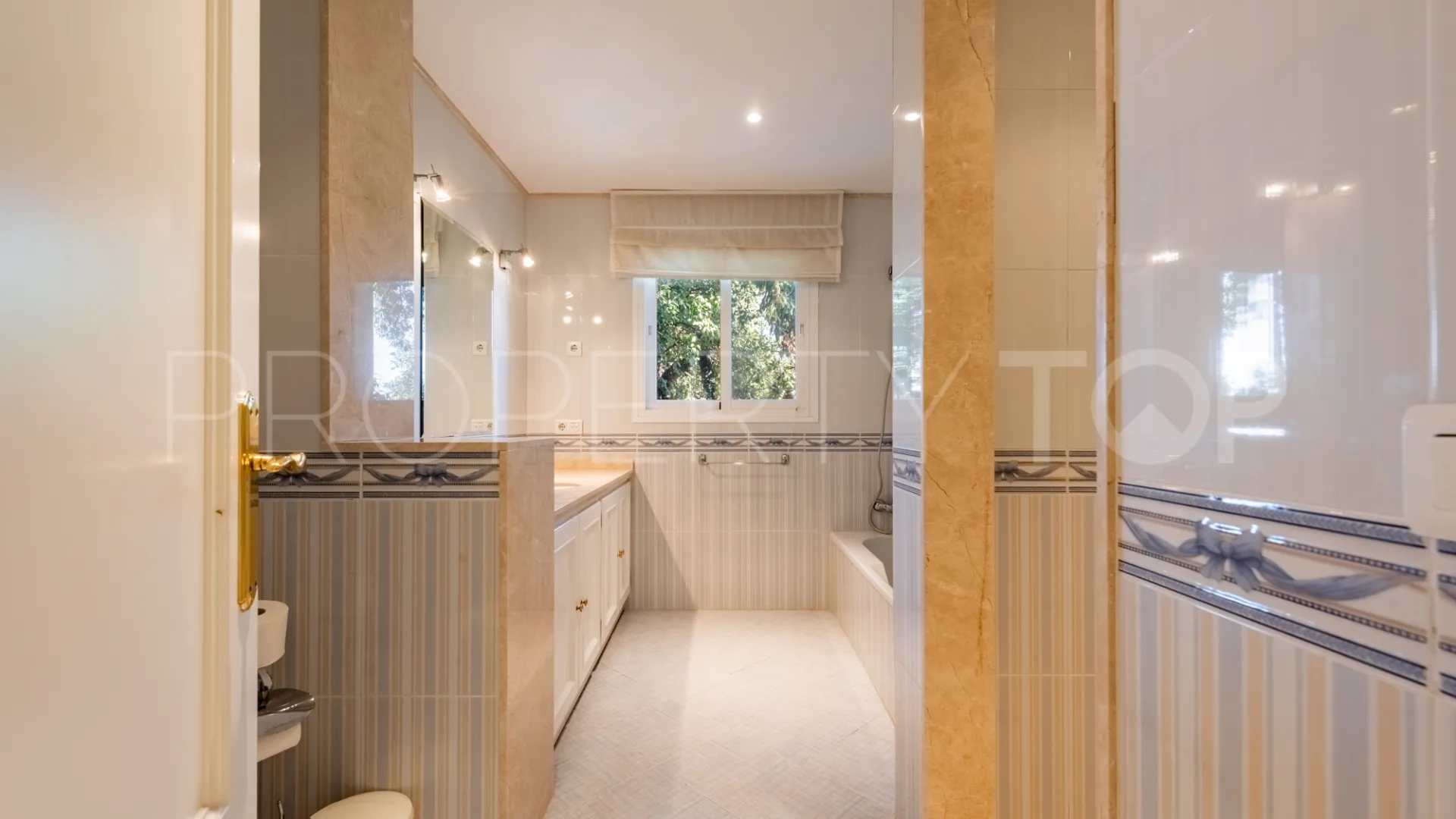 For sale Los Altos de los Monteros villa with 5 bedrooms