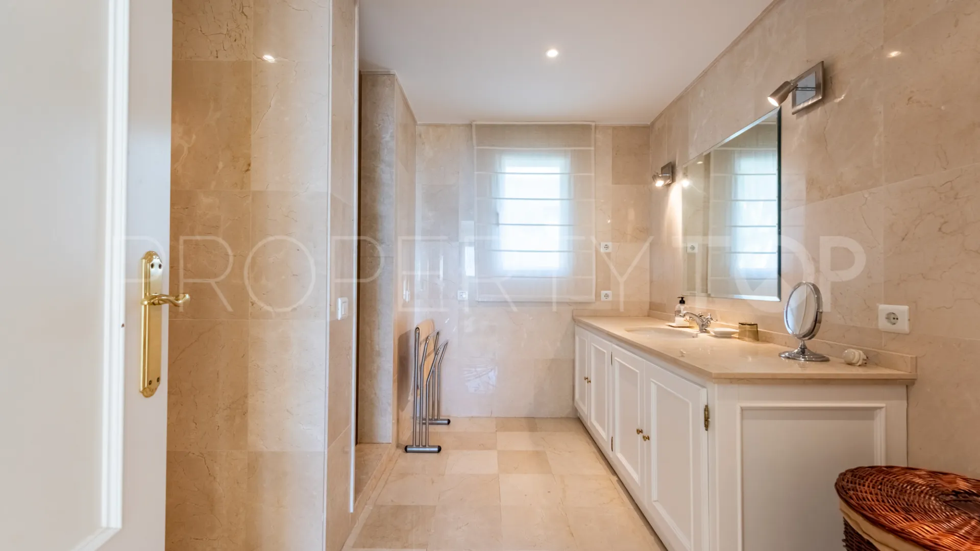 For sale Los Altos de los Monteros villa with 5 bedrooms