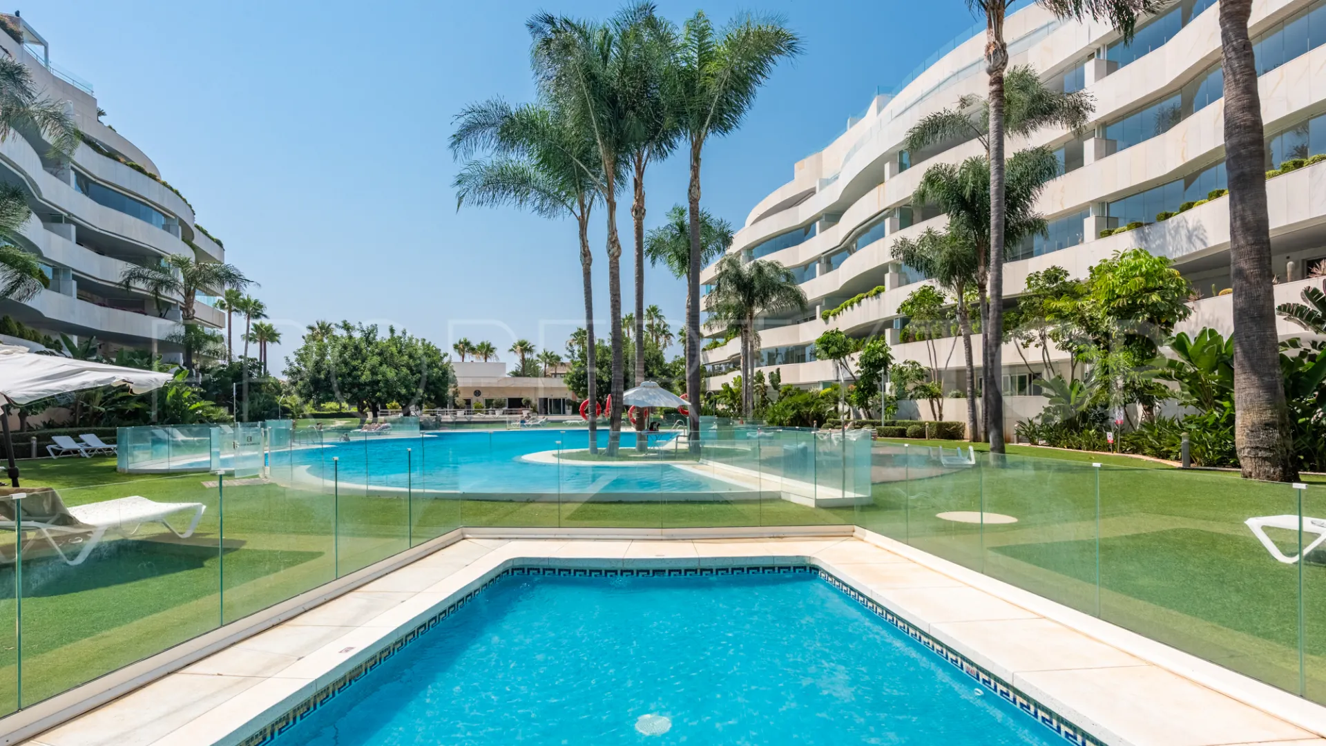 Ground floor apartment with 3 bedrooms for sale in El Embrujo Banús