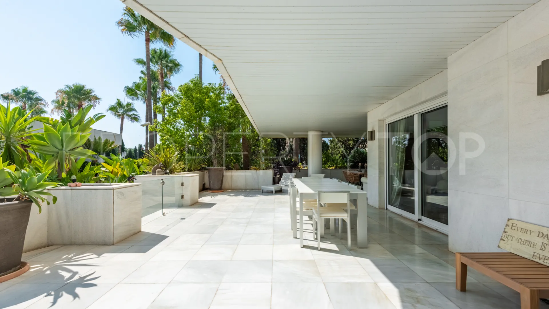 Ground floor apartment with 3 bedrooms for sale in El Embrujo Banús