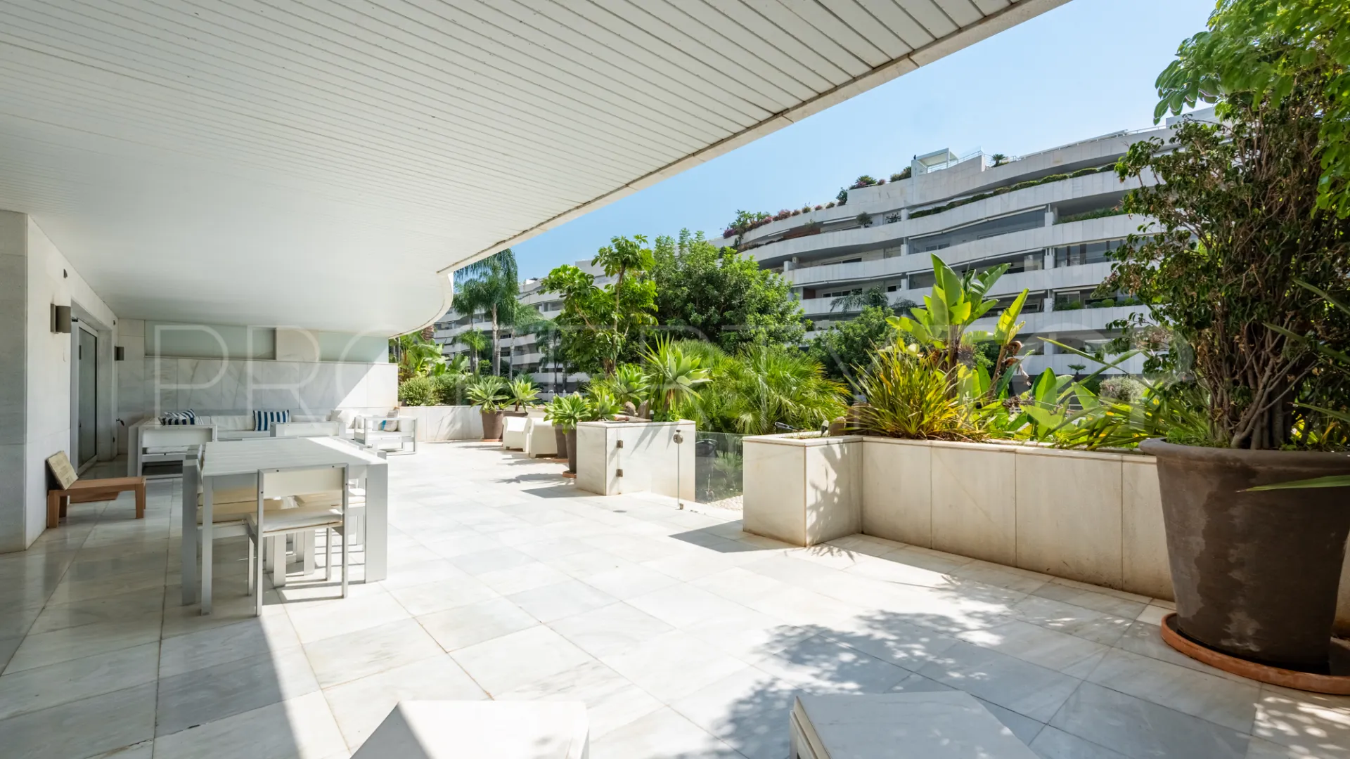 Ground floor apartment with 3 bedrooms for sale in El Embrujo Banús