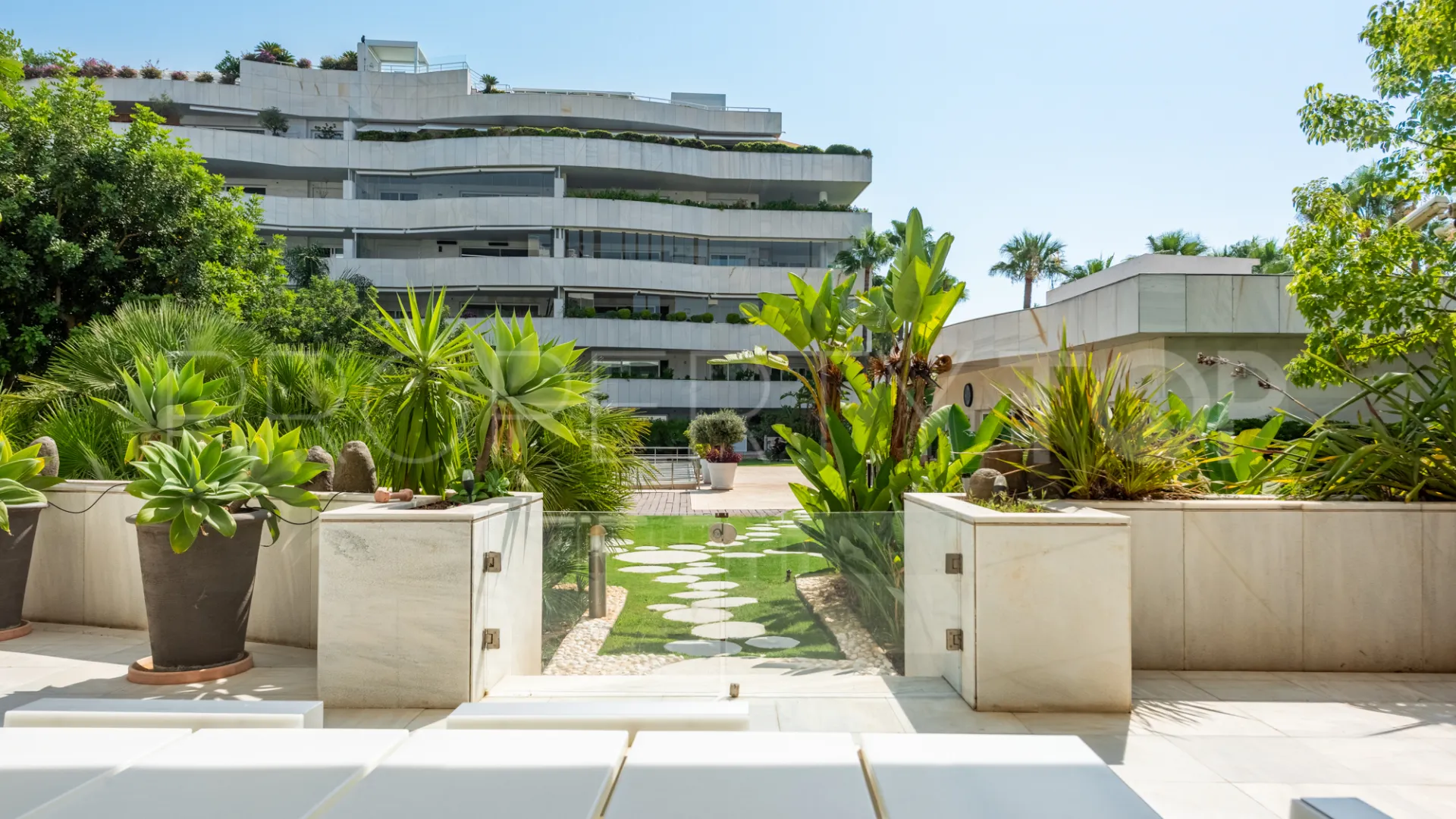 Ground floor apartment with 3 bedrooms for sale in El Embrujo Banús