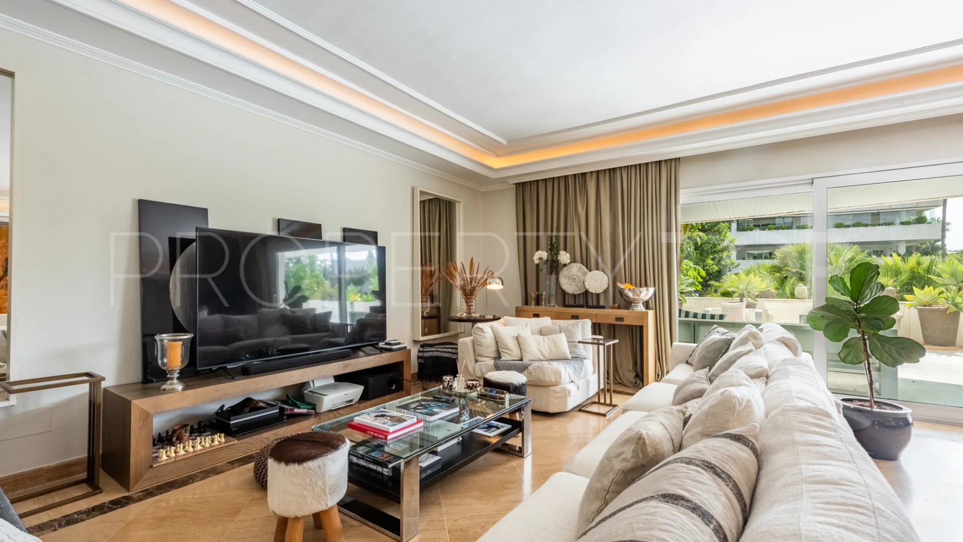 Ground floor apartment with 3 bedrooms for sale in El Embrujo Banús