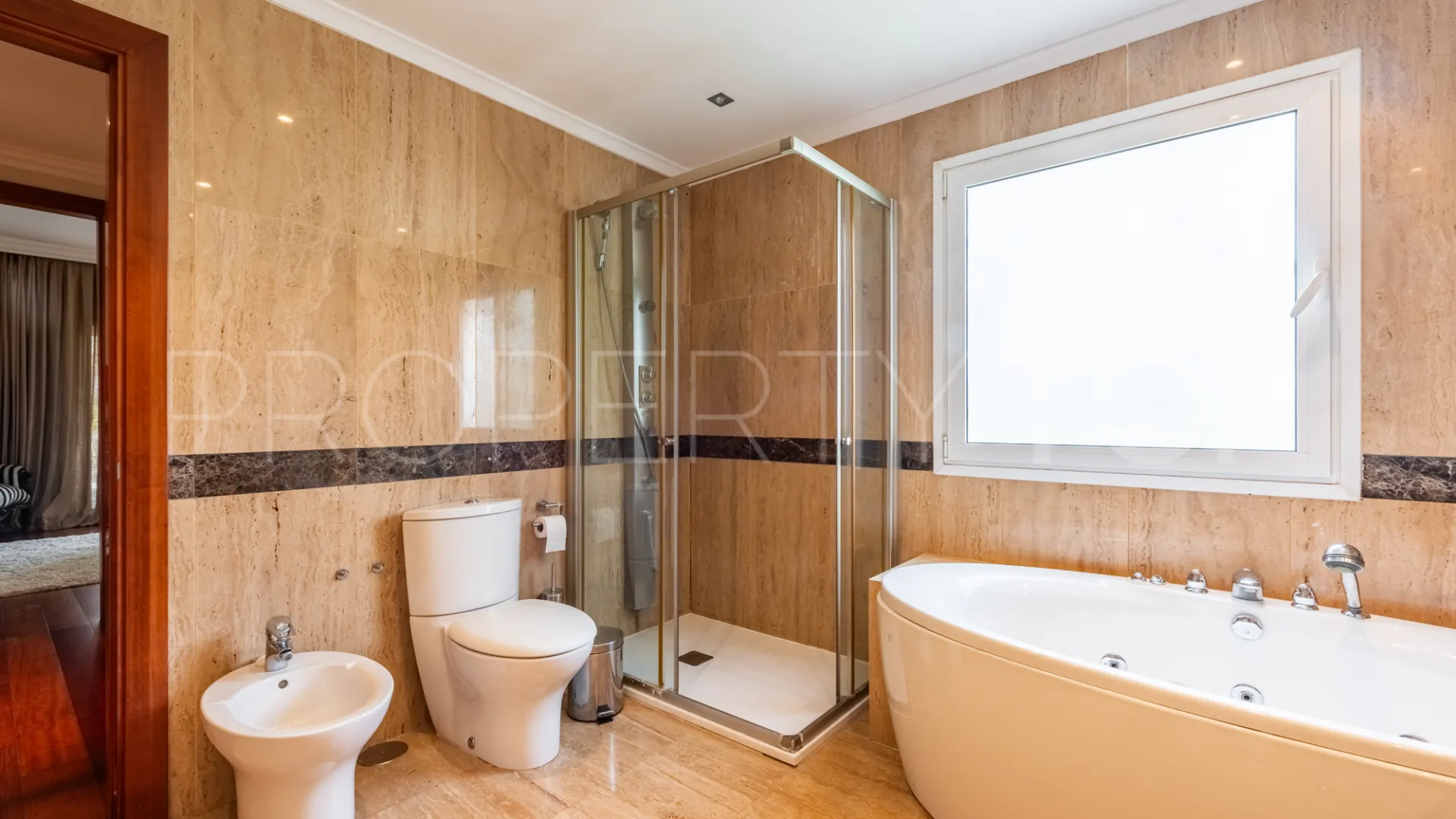 Ground floor apartment with 3 bedrooms for sale in El Embrujo Banús