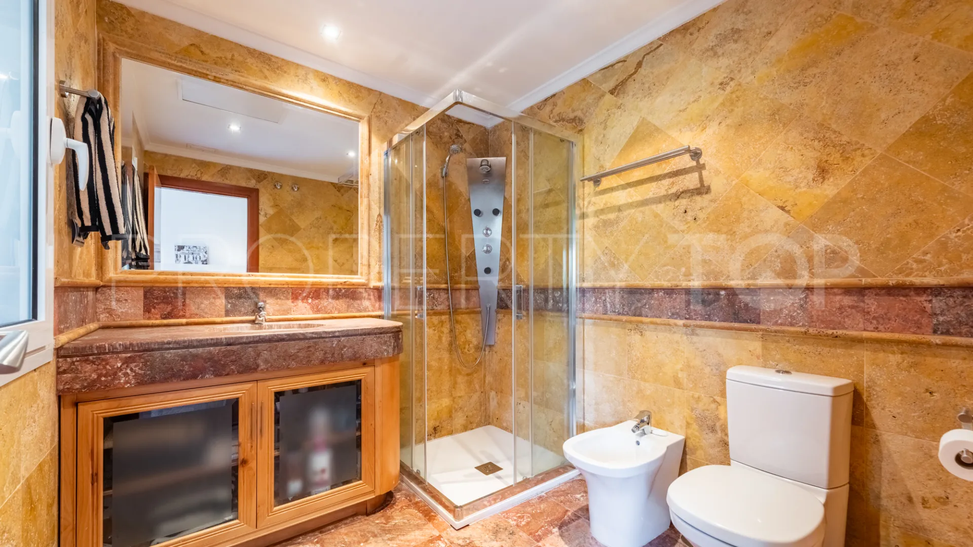 Ground floor apartment with 3 bedrooms for sale in El Embrujo Banús