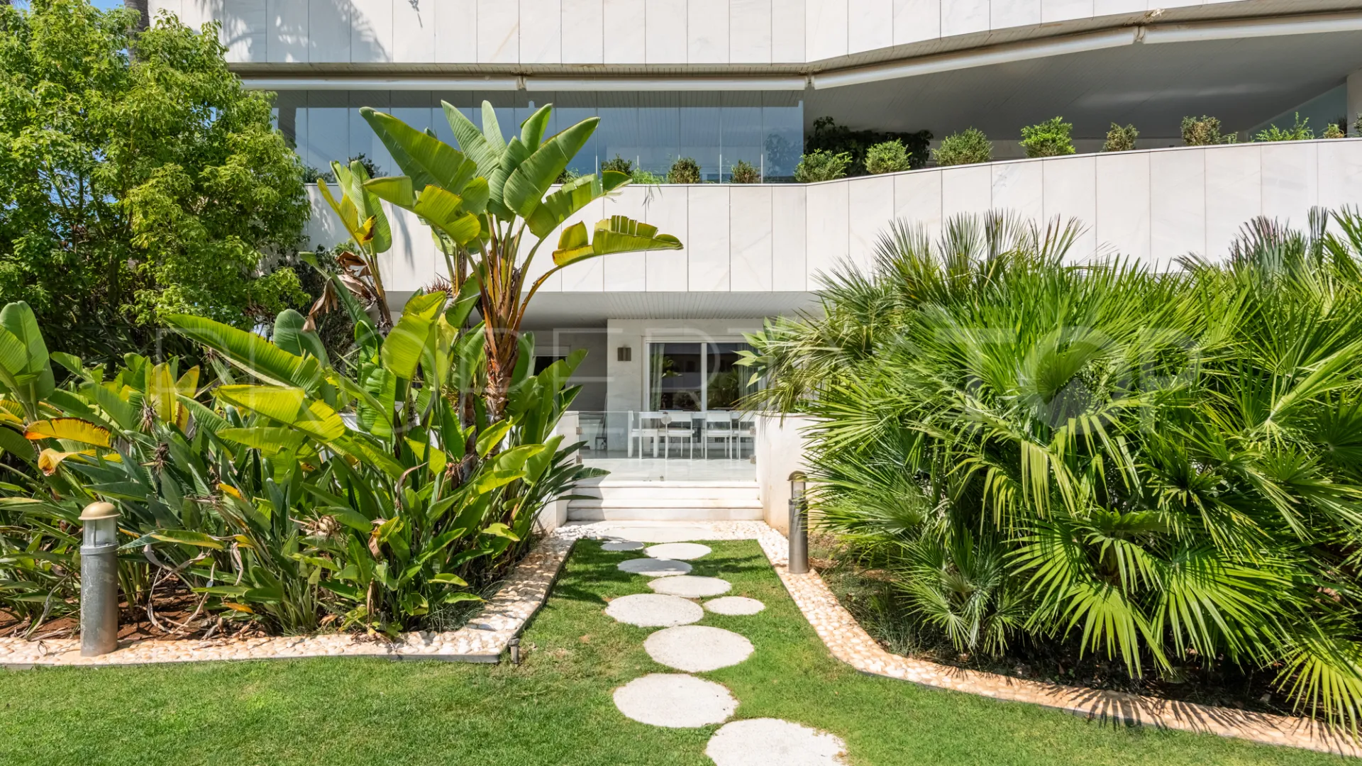 Ground floor apartment with 3 bedrooms for sale in El Embrujo Banús