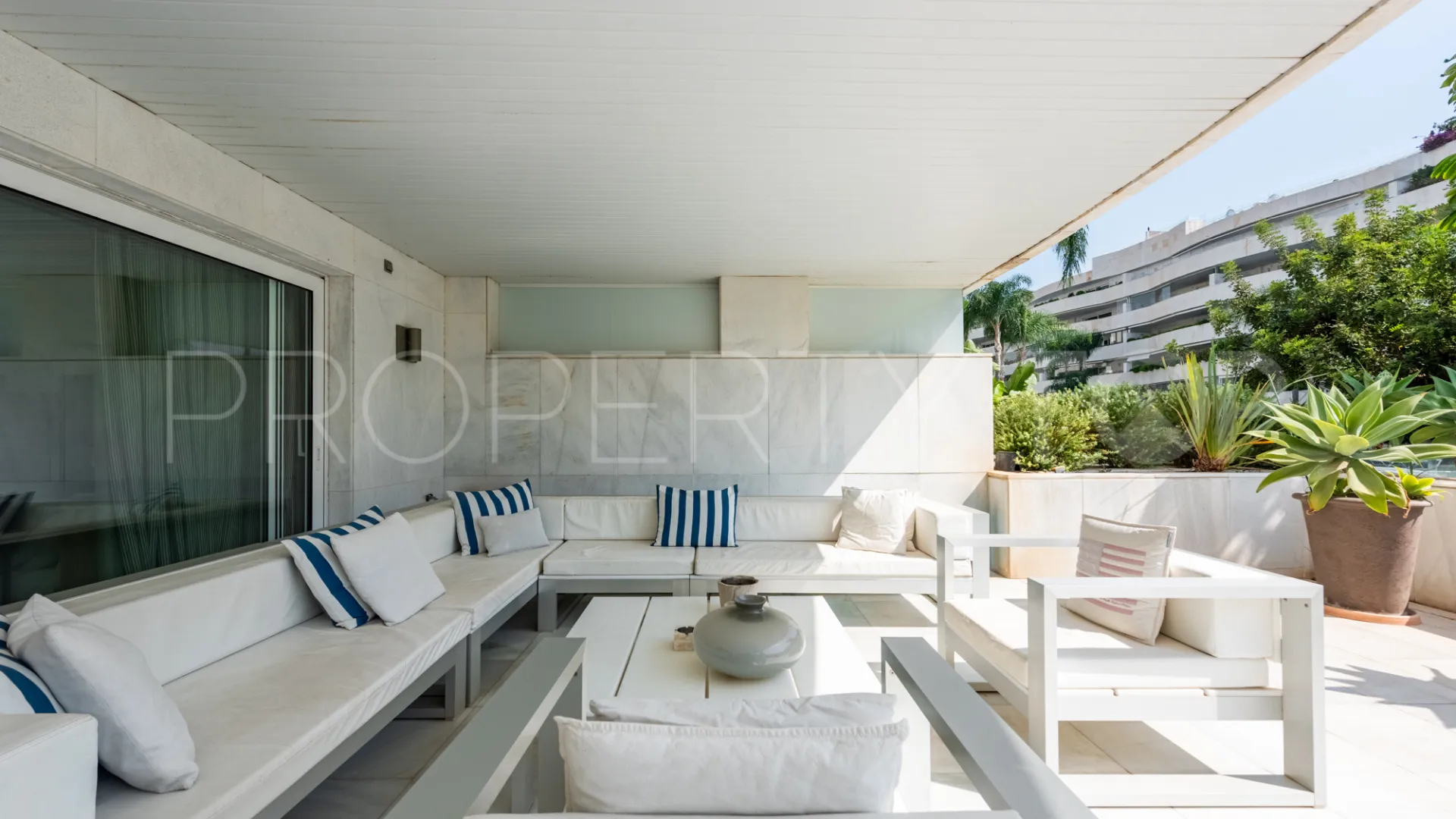 Ground floor apartment with 3 bedrooms for sale in El Embrujo Banús