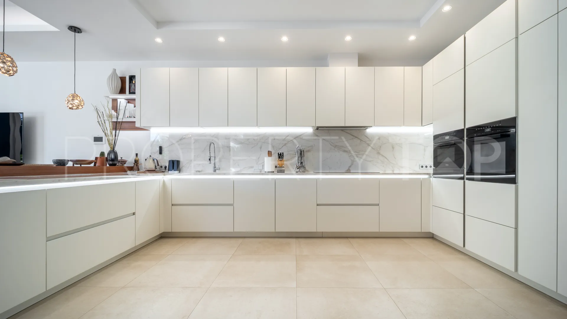 For sale 7 bedrooms villa in Casasola