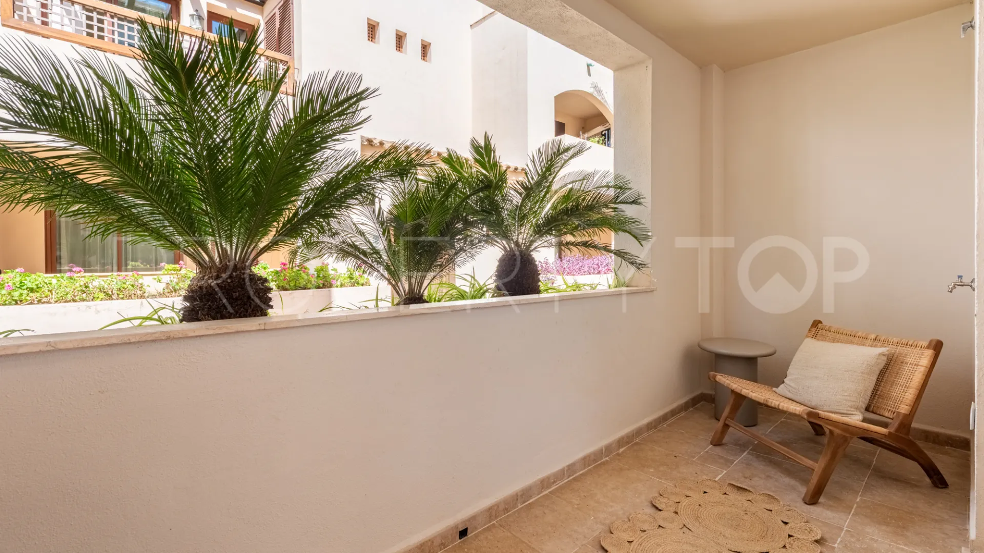 Apartamento planta baja de 1 dormitorio en venta en Medina de Banús