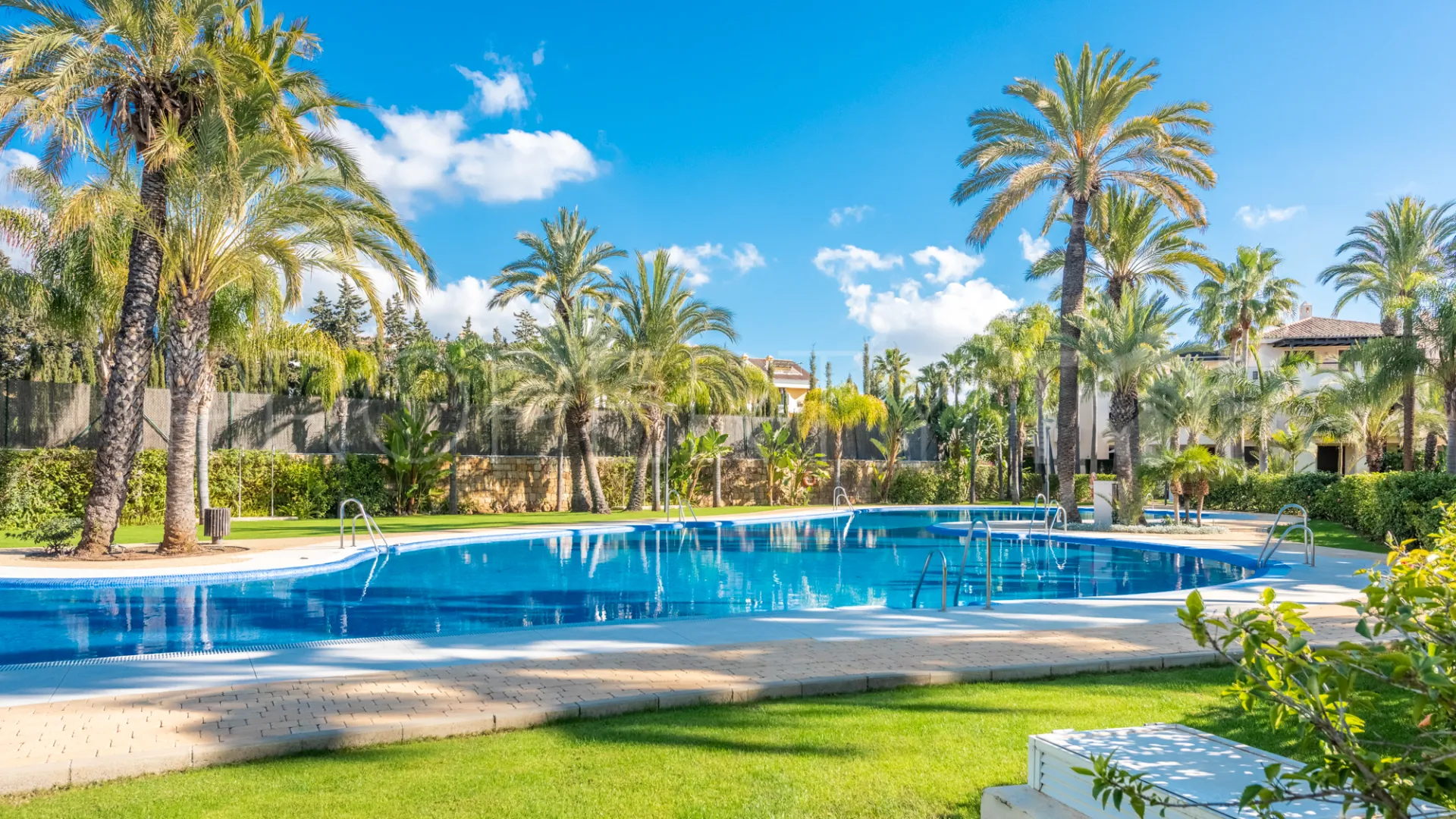 Apartamento planta baja de 1 dormitorio en venta en Medina de Banús