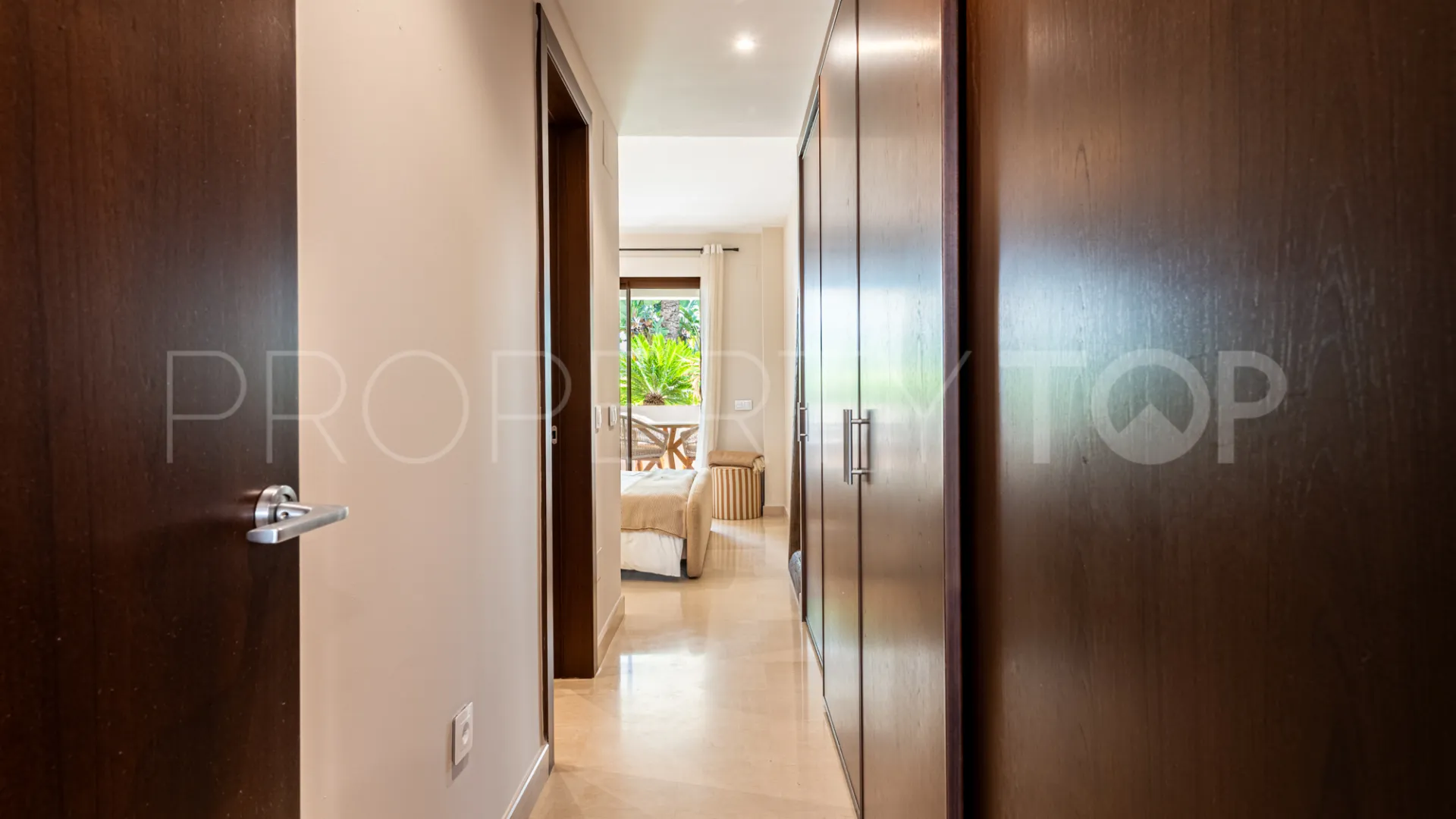 Apartamento planta baja de 1 dormitorio en venta en Medina de Banús