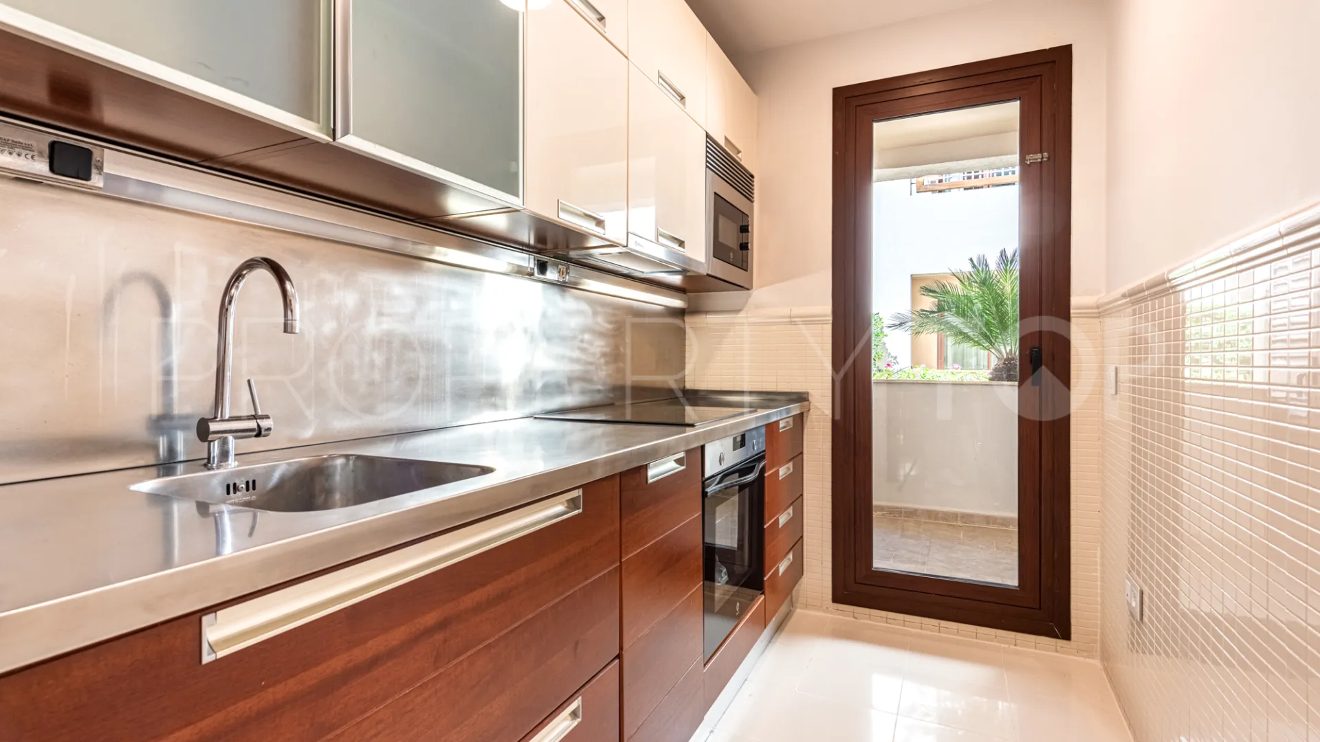 Apartamento planta baja de 1 dormitorio en venta en Medina de Banús