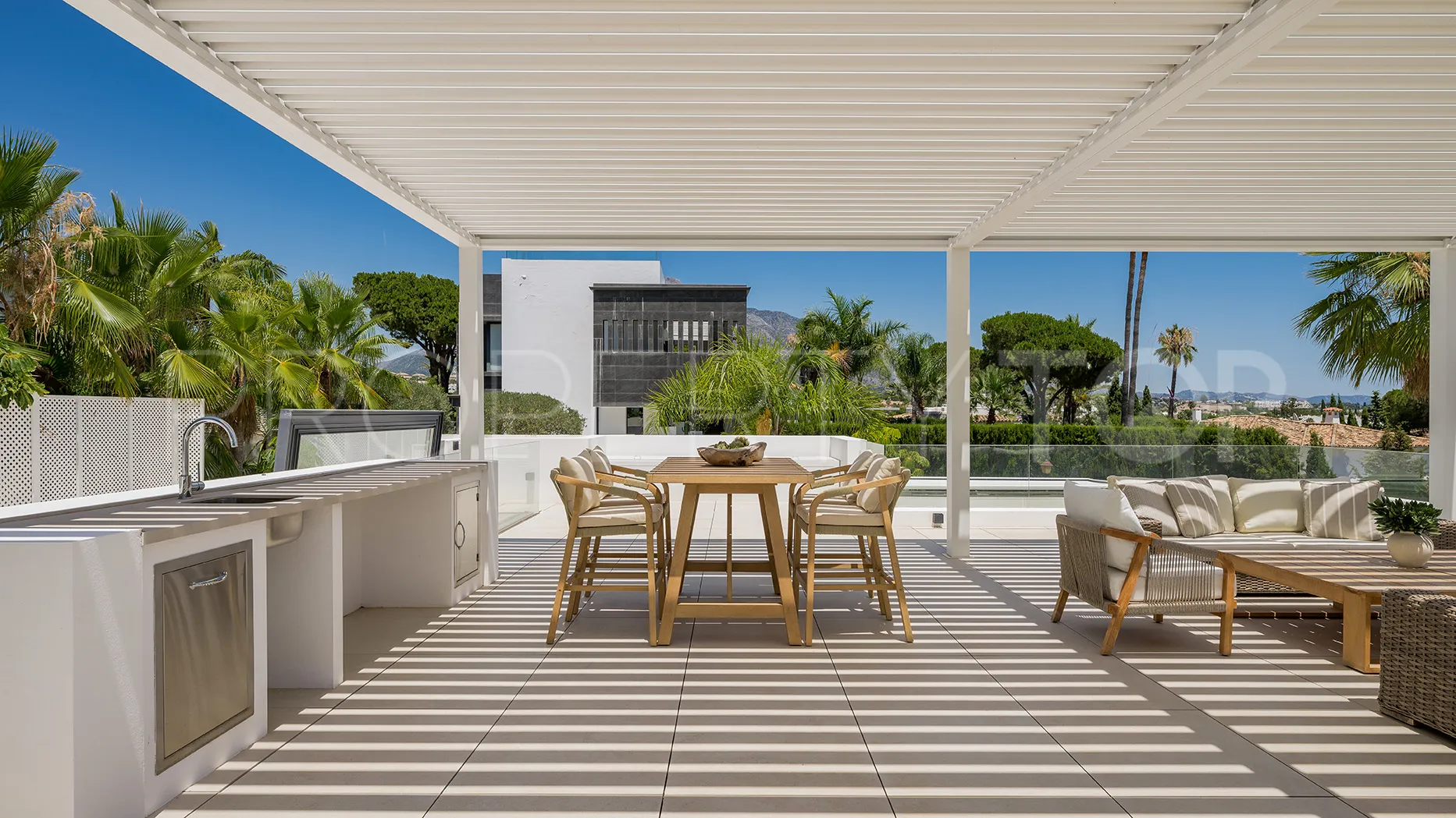 For sale villa with 4 bedrooms in Las Brisas