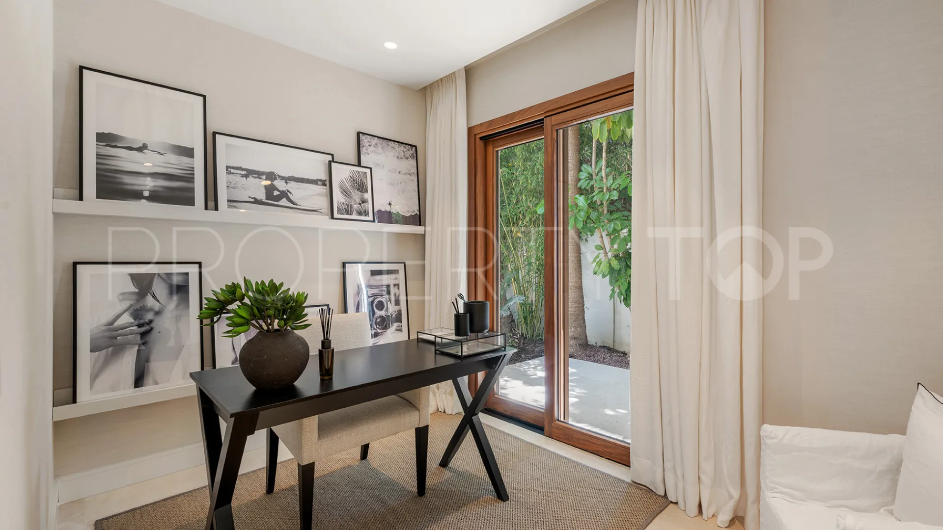For sale villa with 4 bedrooms in Las Brisas