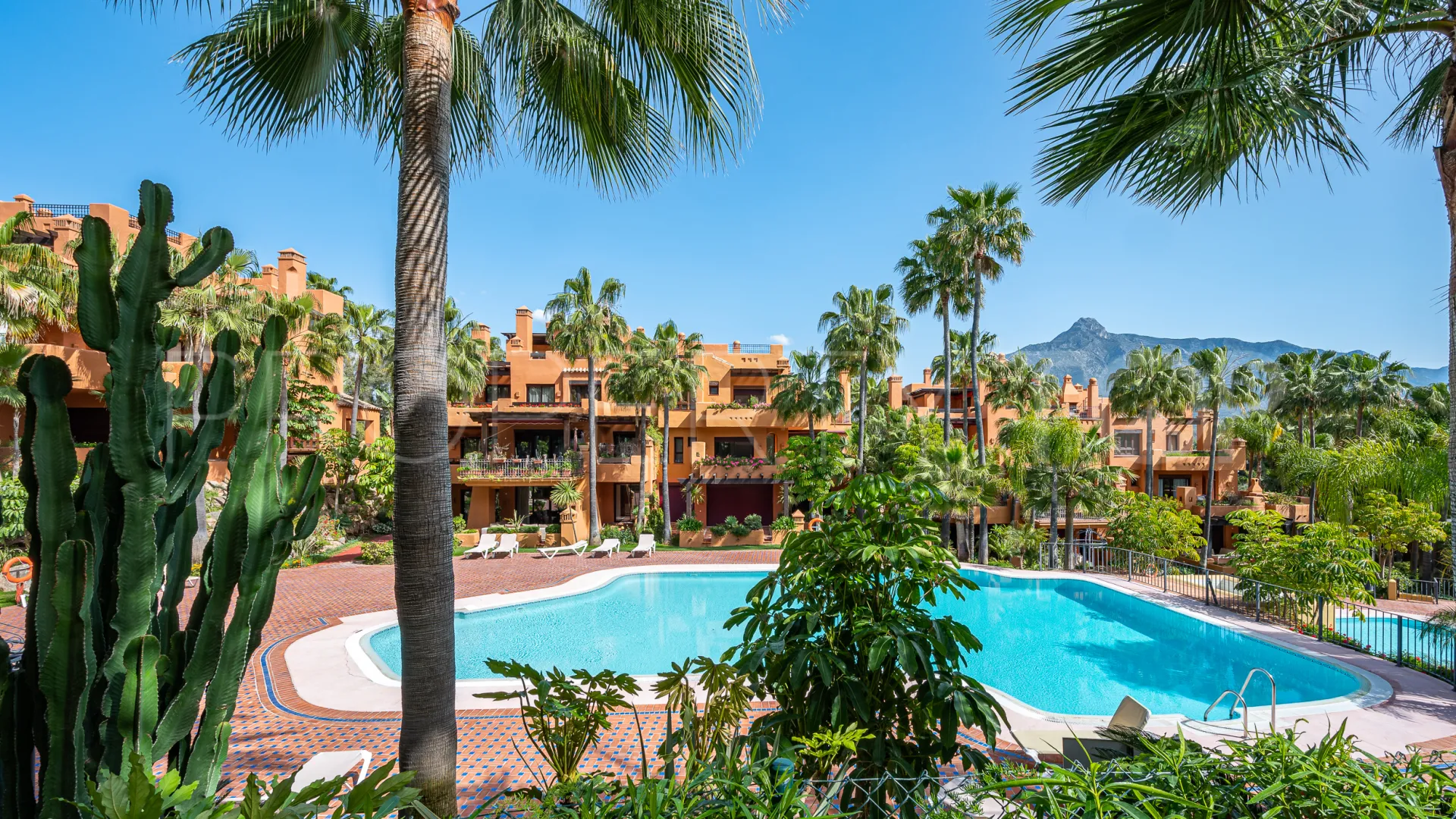 Atico duplex en venta en La Alzambra Hill Club de 3 dormitorios
