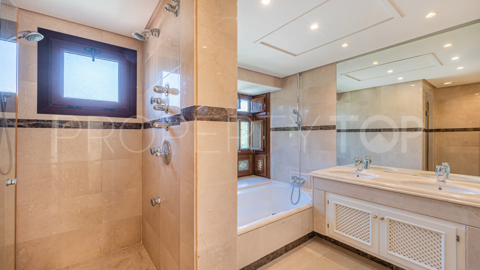 Atico duplex en venta en La Alzambra Hill Club de 3 dormitorios