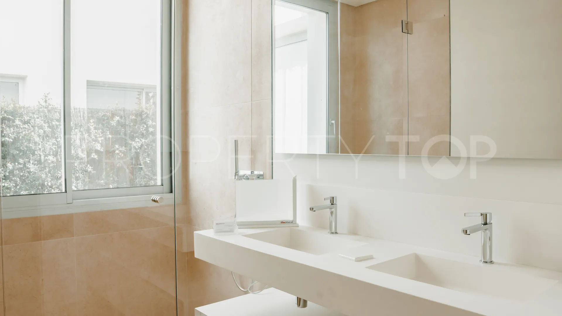 Se vende apartamento planta baja en Benahavis