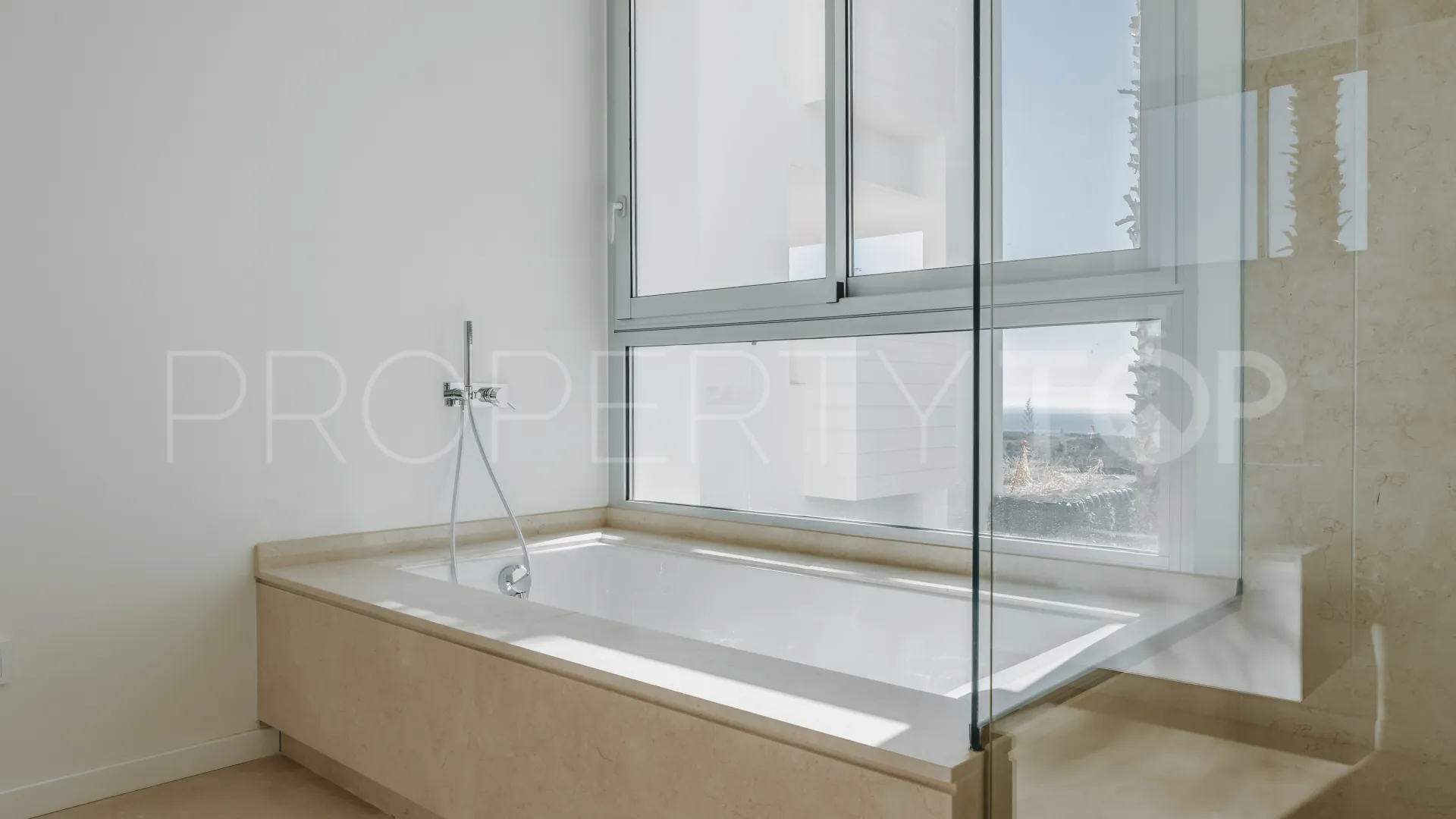 Se vende apartamento planta baja en Benahavis