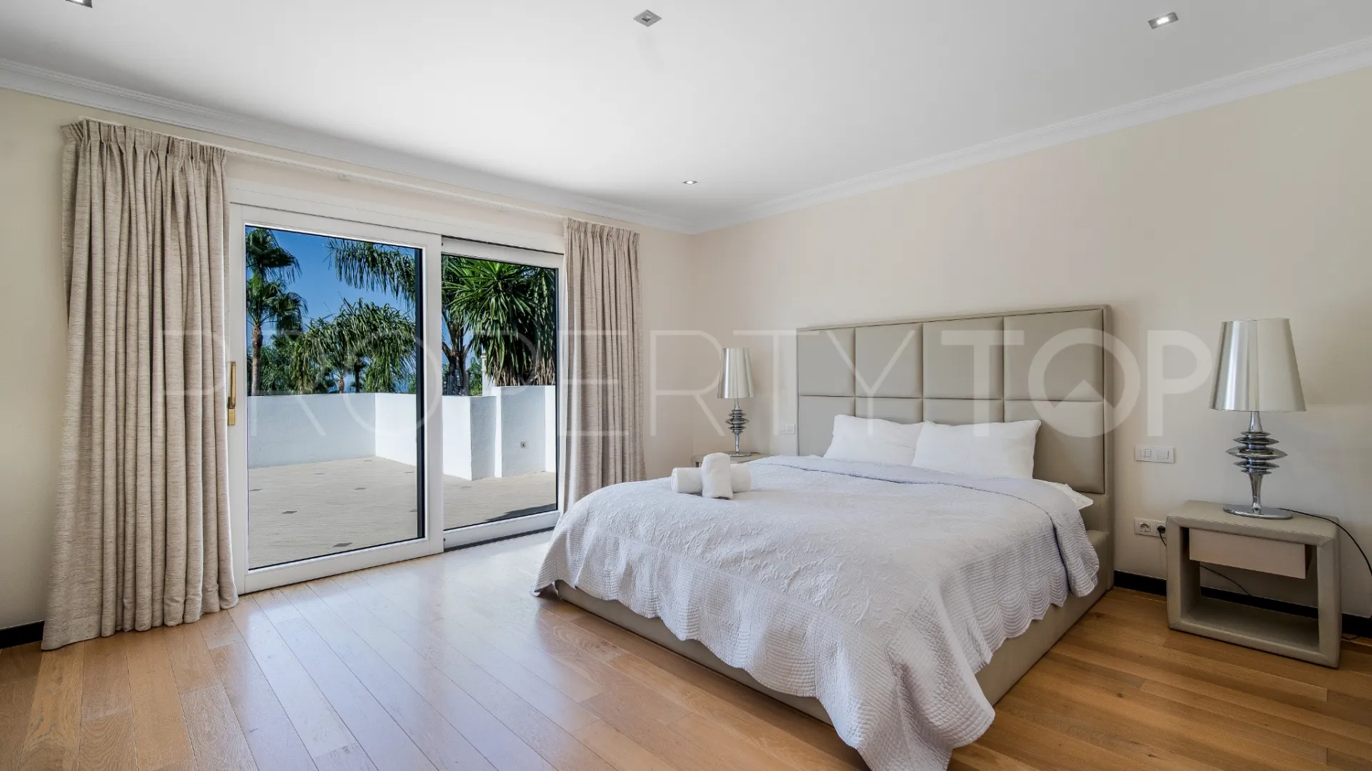 Buy villa with 5 bedrooms in Lomas de Magna Marbella