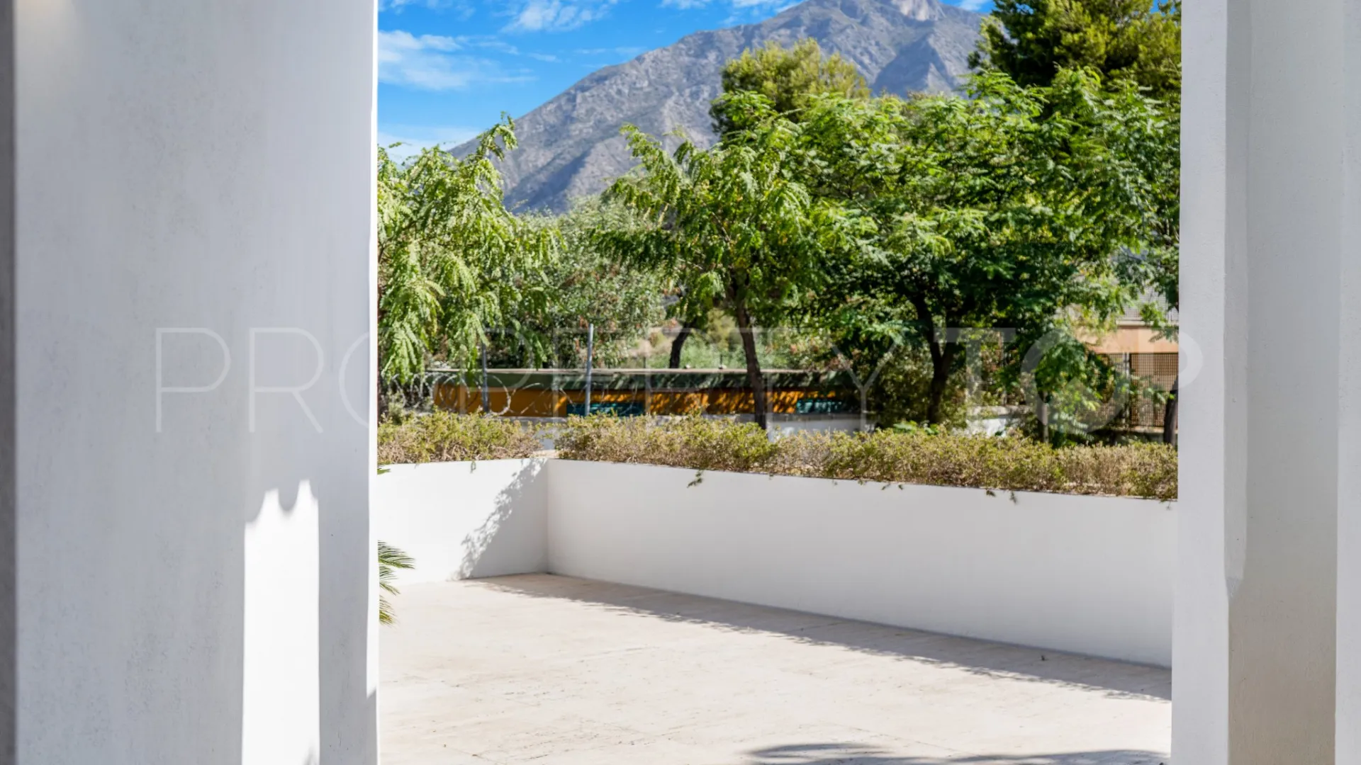Buy villa with 5 bedrooms in Lomas de Magna Marbella
