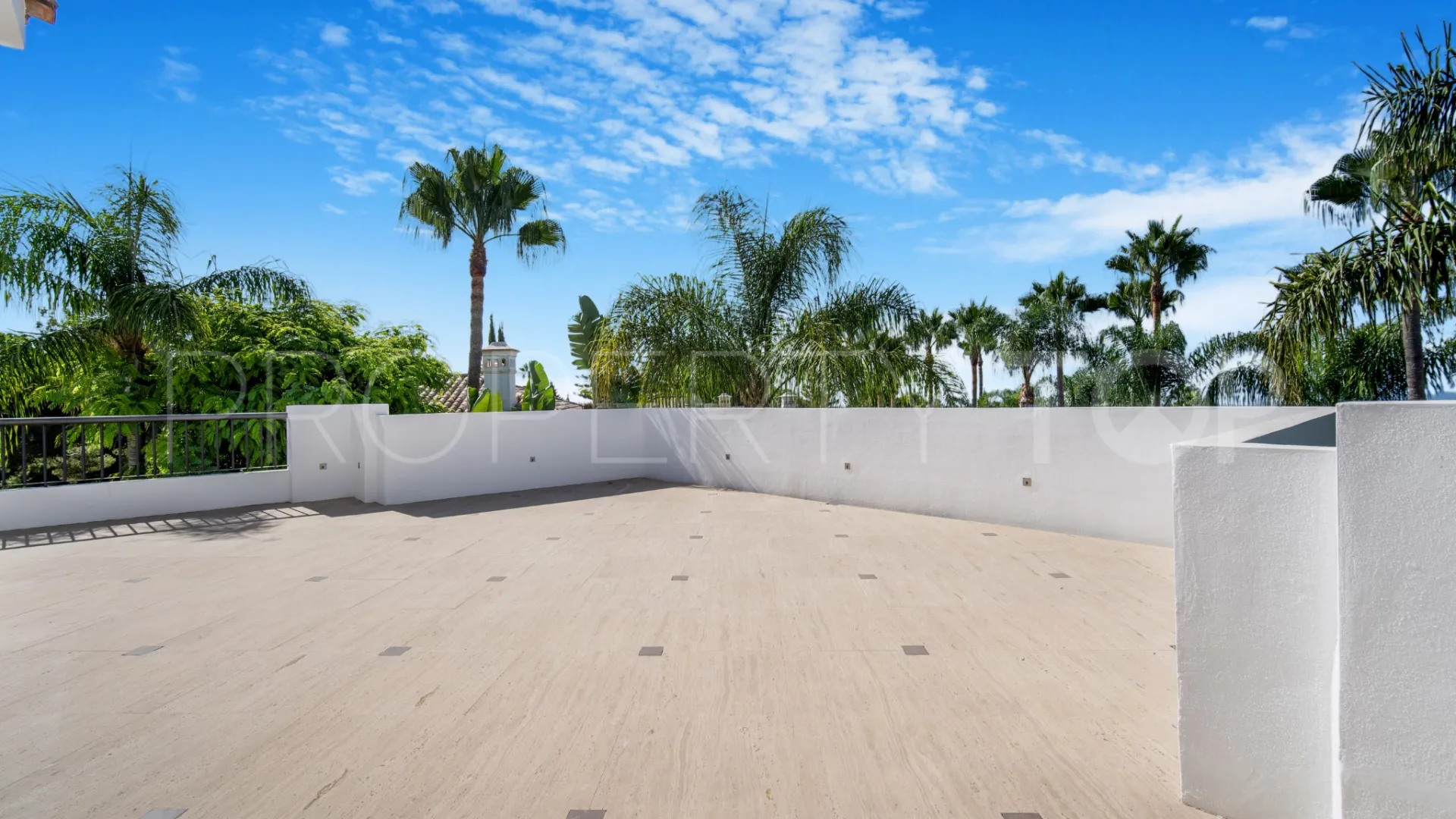 Buy villa with 5 bedrooms in Lomas de Magna Marbella