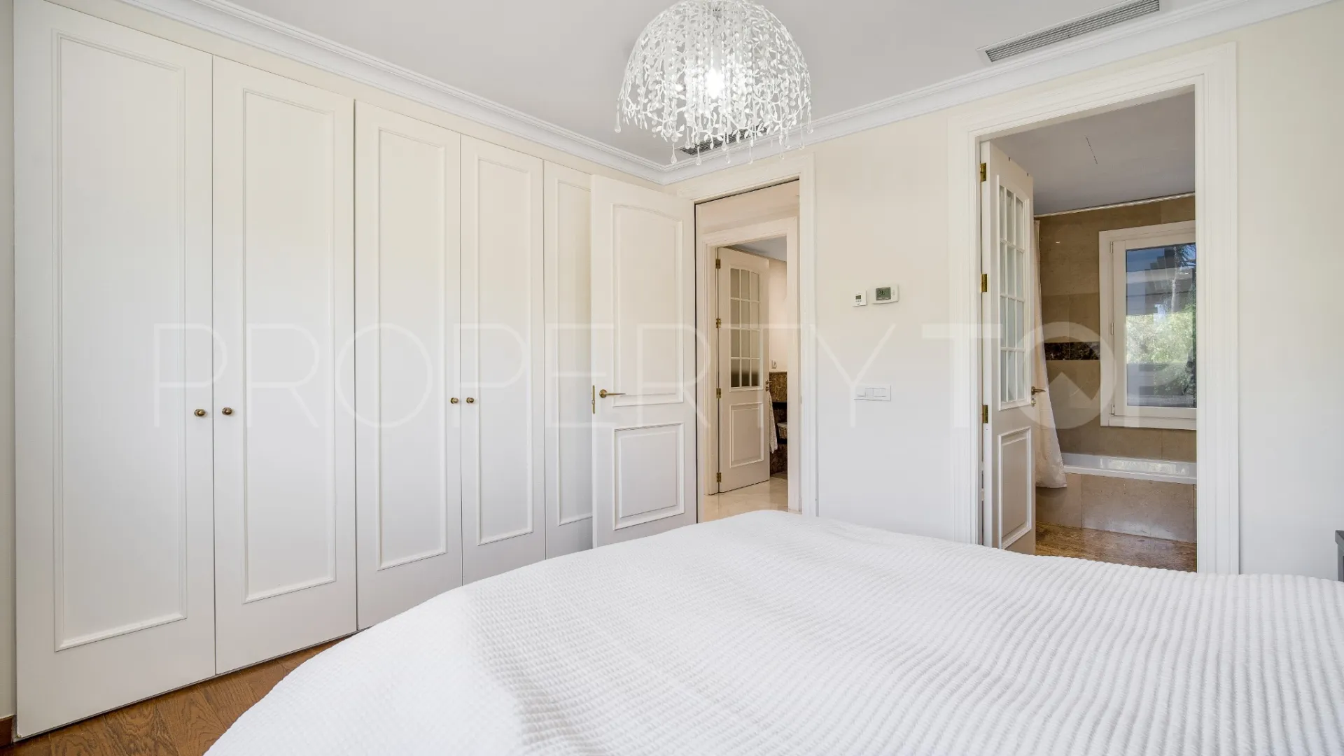 Buy villa with 5 bedrooms in Lomas de Magna Marbella