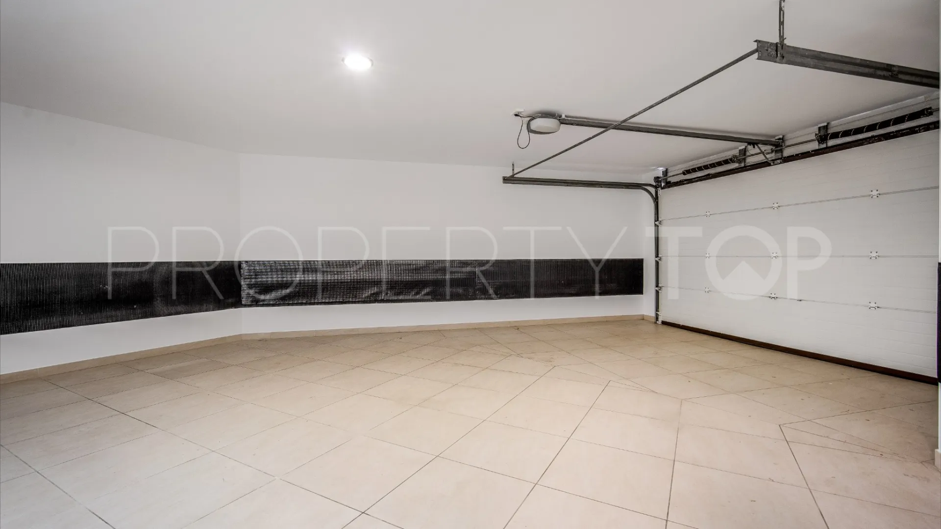 Buy villa with 5 bedrooms in Lomas de Magna Marbella