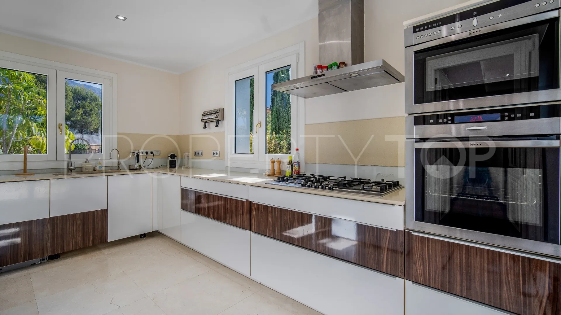 Buy villa with 5 bedrooms in Lomas de Magna Marbella