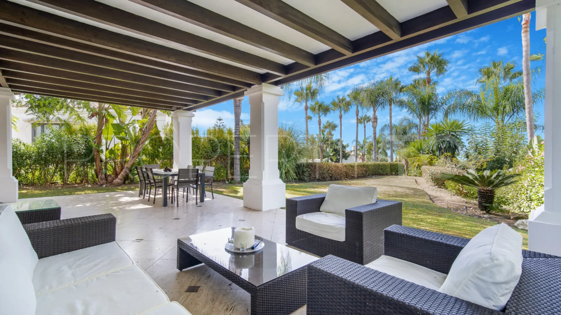 Buy villa with 5 bedrooms in Lomas de Magna Marbella