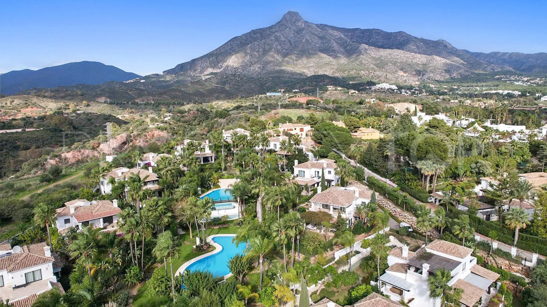 Buy villa with 5 bedrooms in Lomas de Magna Marbella
