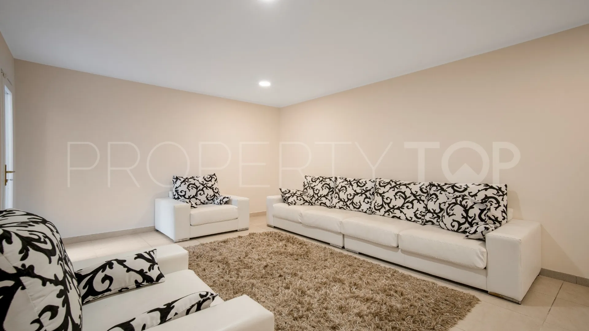 Buy villa with 5 bedrooms in Lomas de Magna Marbella