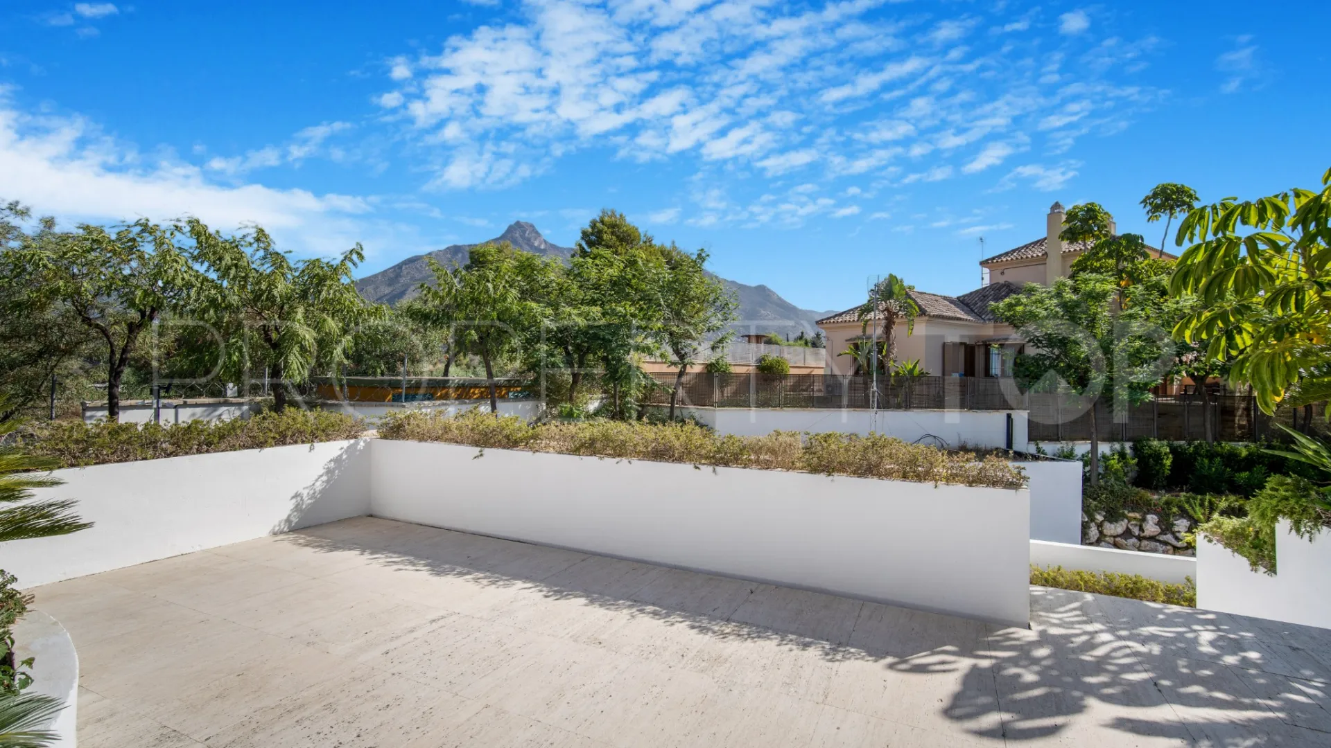 Buy villa with 5 bedrooms in Lomas de Magna Marbella