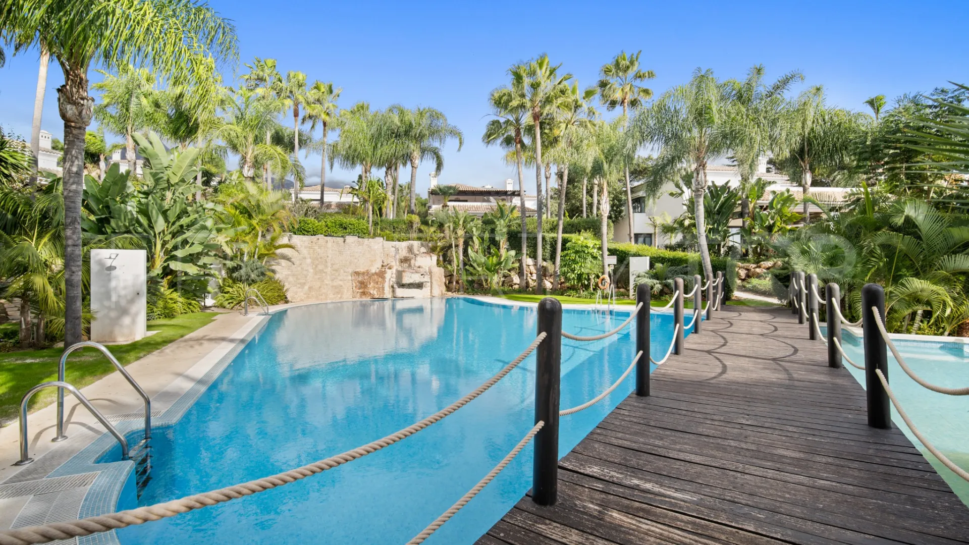 Buy villa with 5 bedrooms in Lomas de Magna Marbella