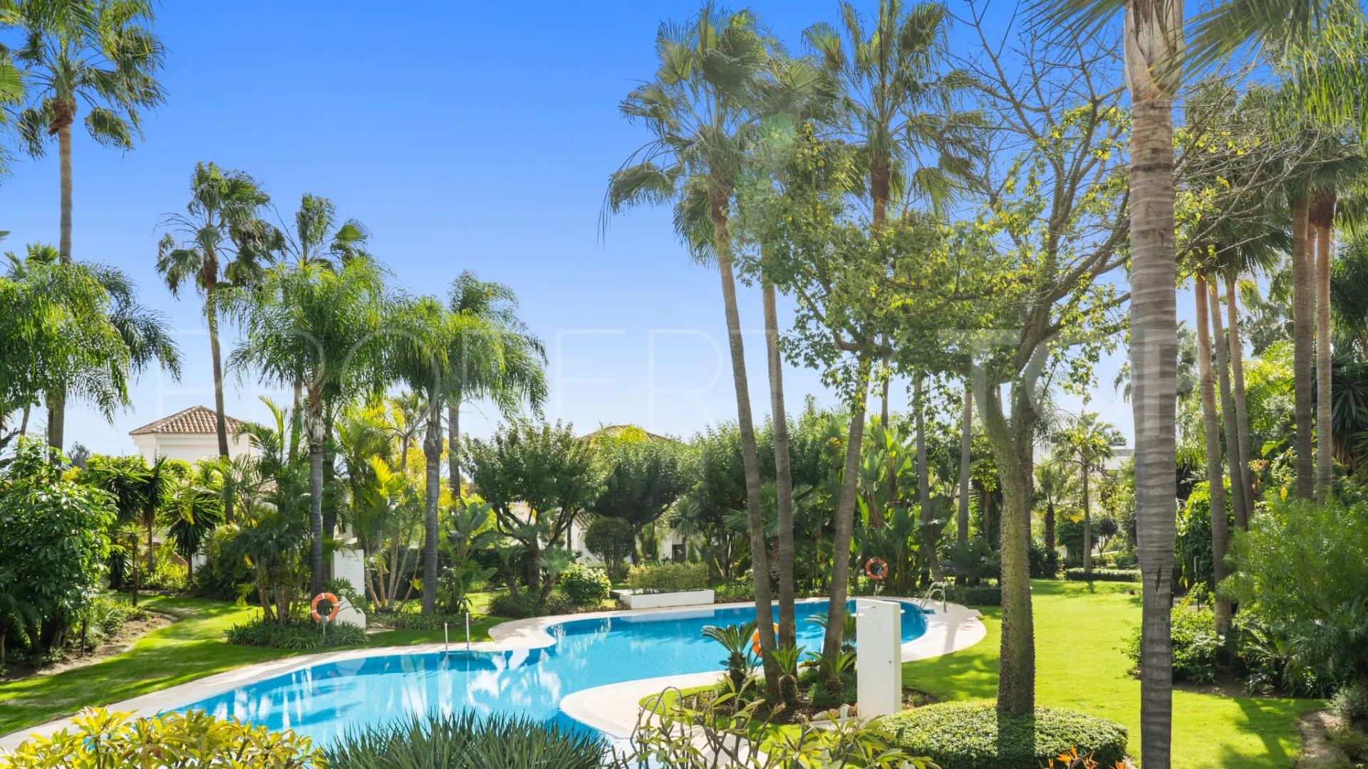 Buy villa with 5 bedrooms in Lomas de Magna Marbella