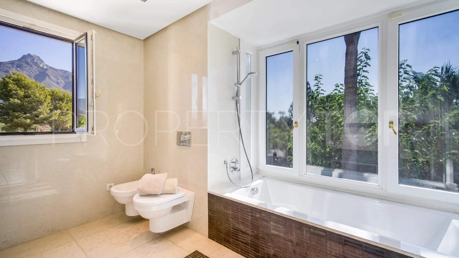 Buy villa with 5 bedrooms in Lomas de Magna Marbella