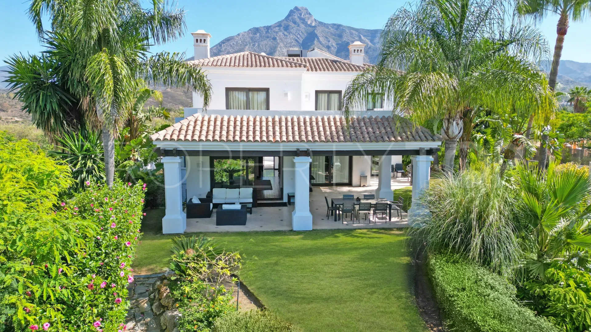 Buy villa with 5 bedrooms in Lomas de Magna Marbella