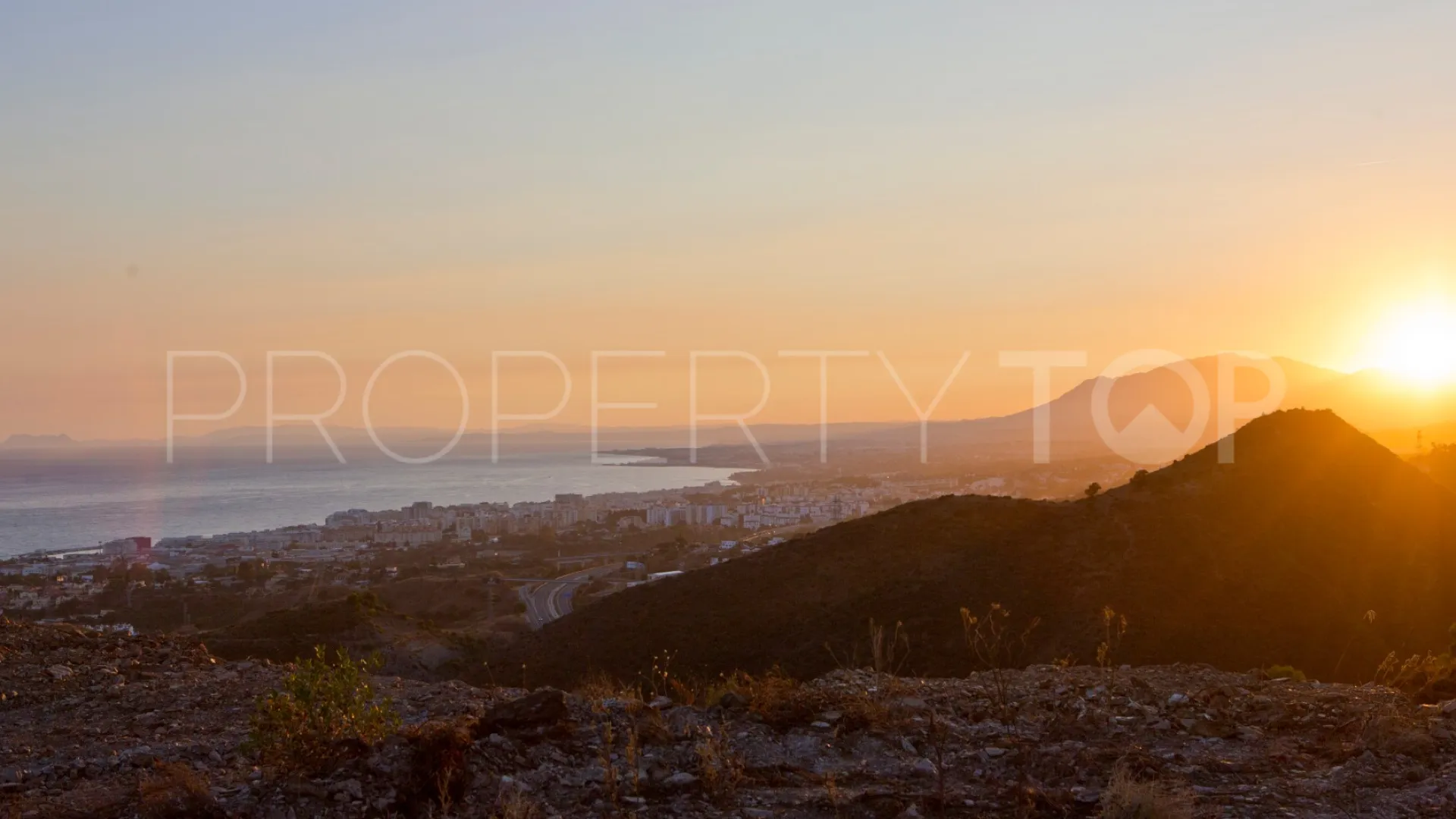 Comprar villa en Los Altos de los Monteros con 4 dormitorios