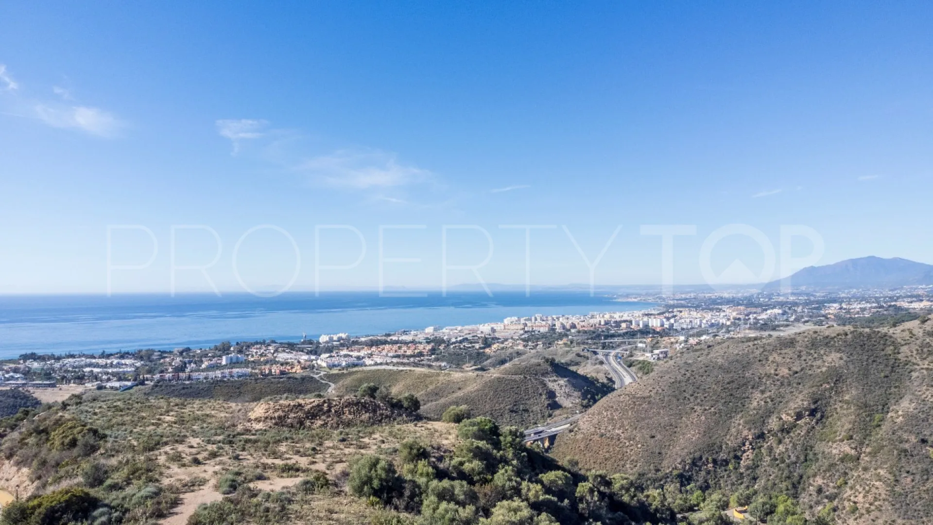 Comprar villa en Los Altos de los Monteros con 4 dormitorios