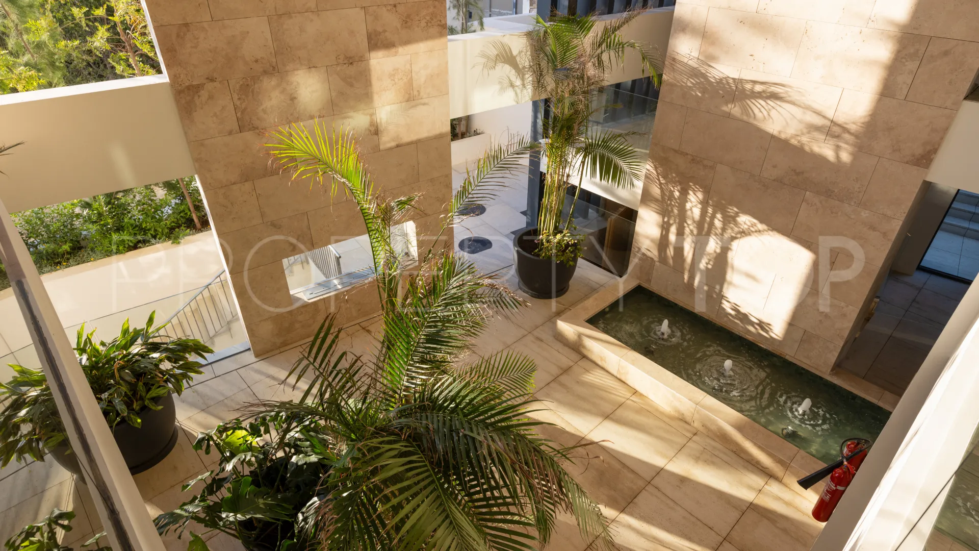 Buy apartment with 3 bedrooms in Estepona