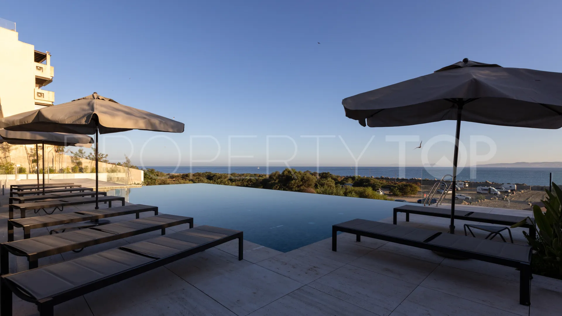 Buy apartment with 3 bedrooms in Estepona