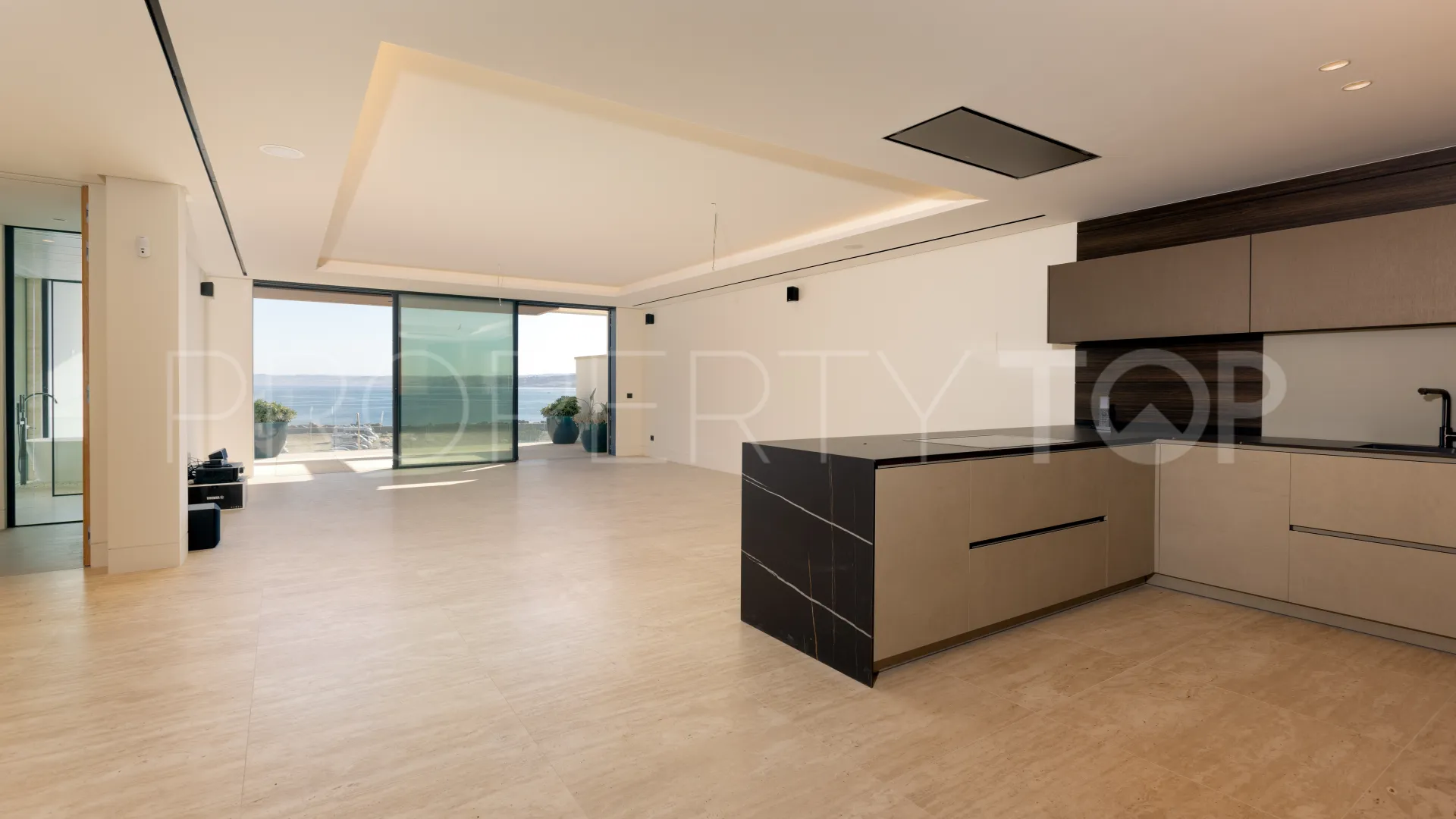 Buy apartment with 3 bedrooms in Estepona