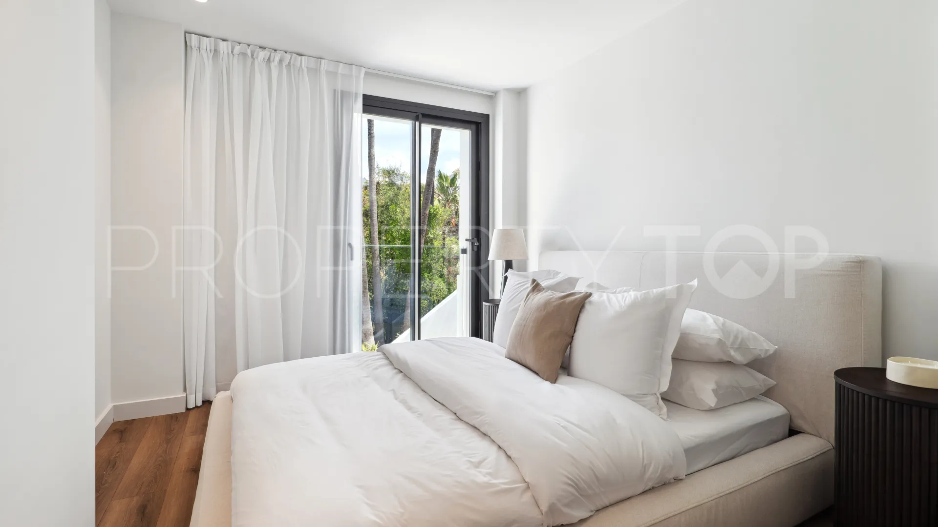 Se vende villa con 5 dormitorios en Nueva Andalucia