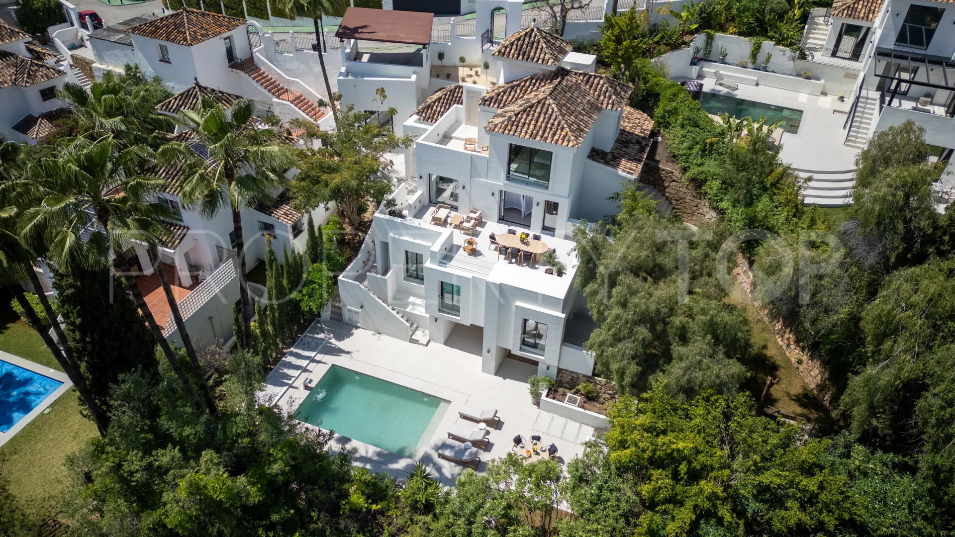 Se vende villa con 5 dormitorios en Nueva Andalucia